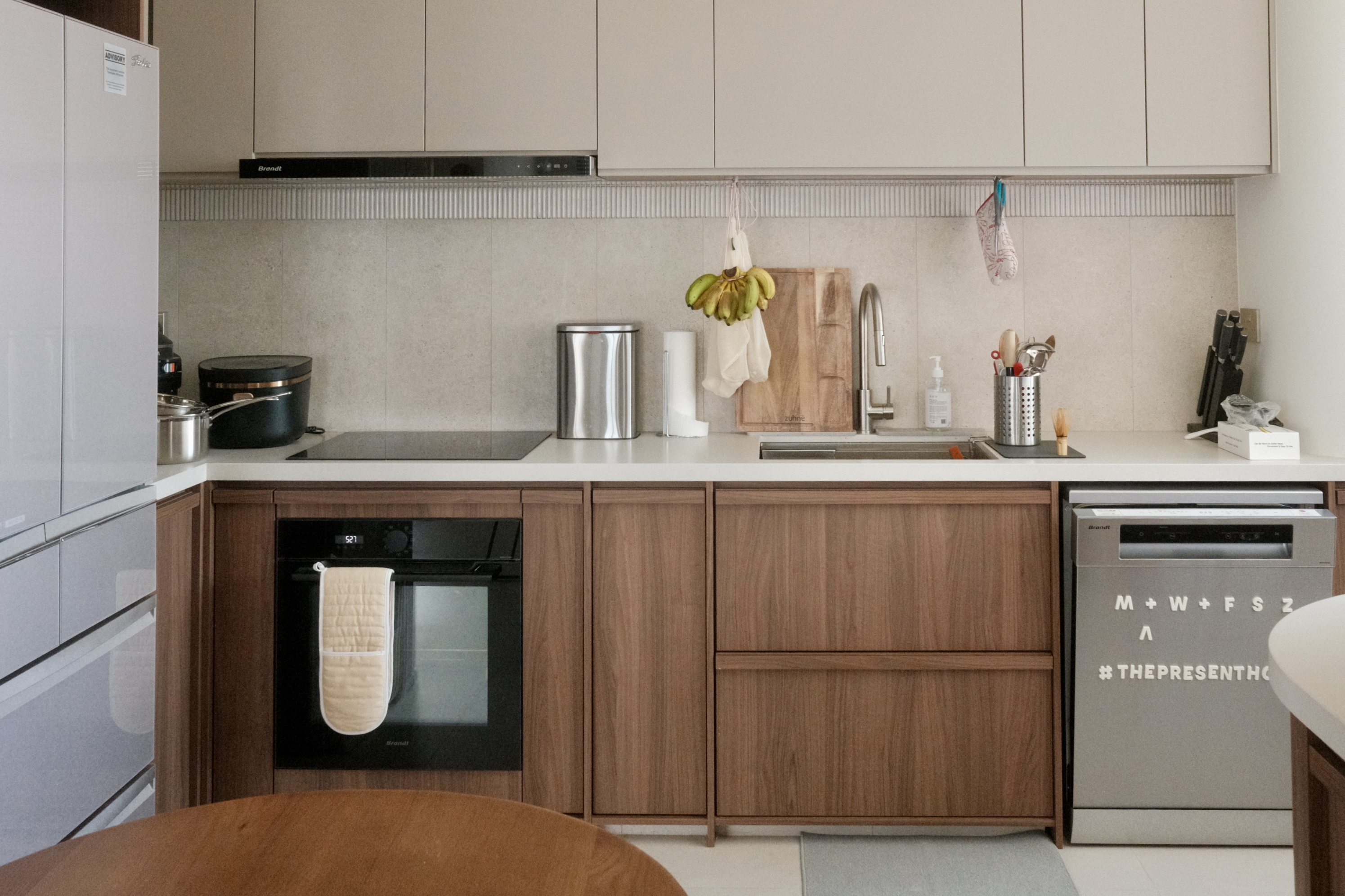 A curvy wabi-sabi 4-room BTO with a pop of colour