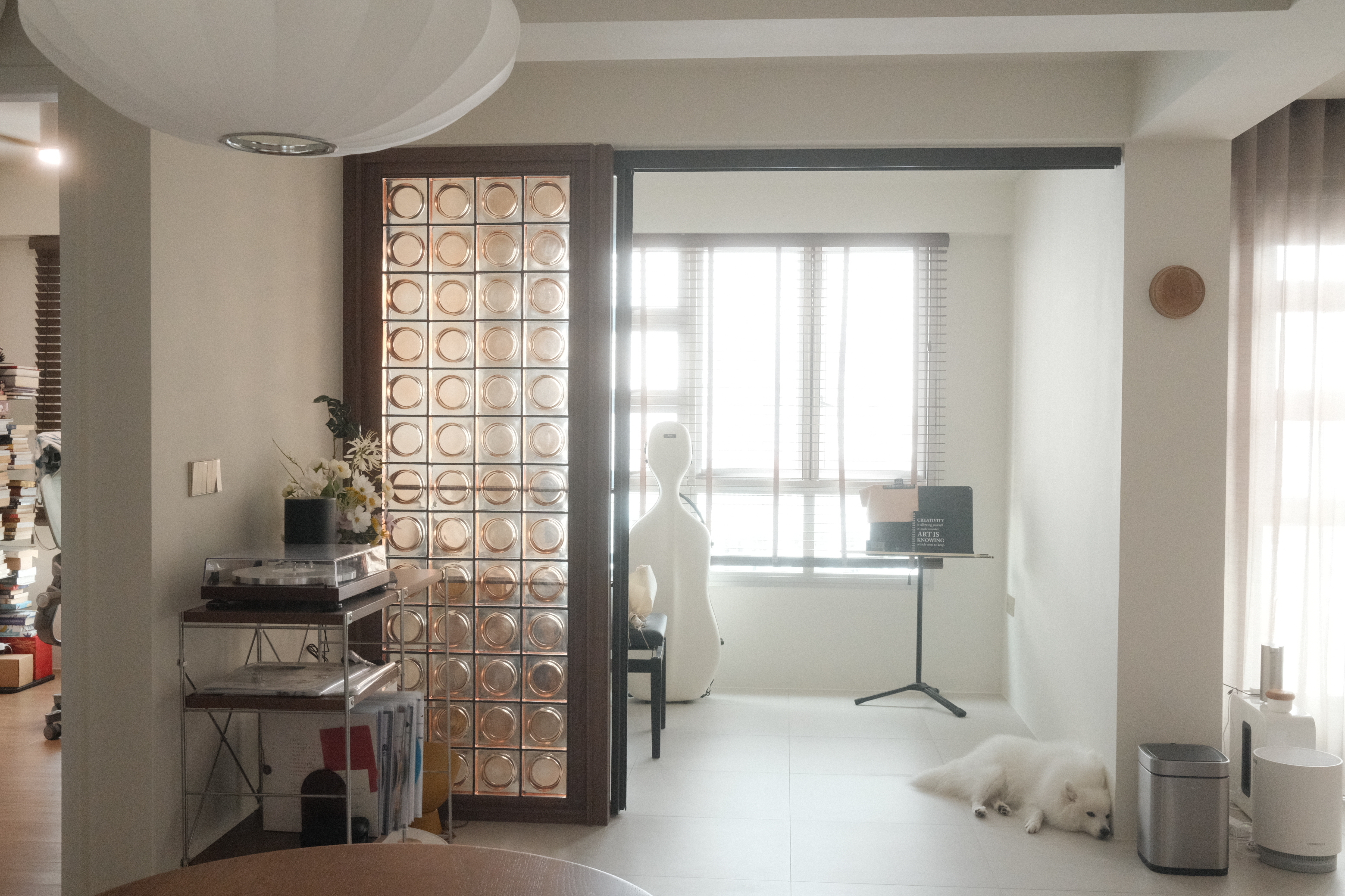 A curvy wabi-sabi 4-room BTO with a pop of colour