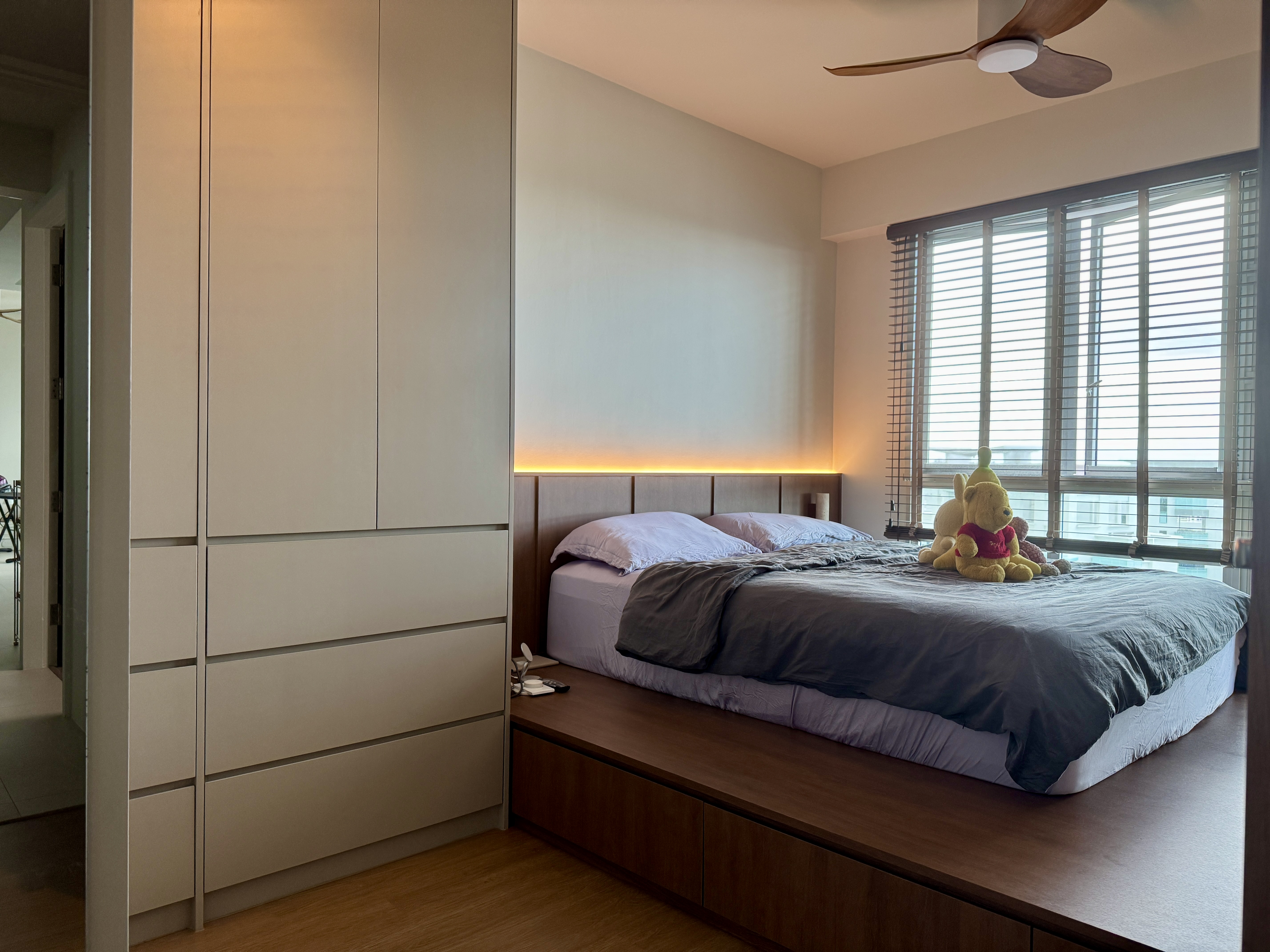 A curvy wabi-sabi 4-room BTO with a pop of colour