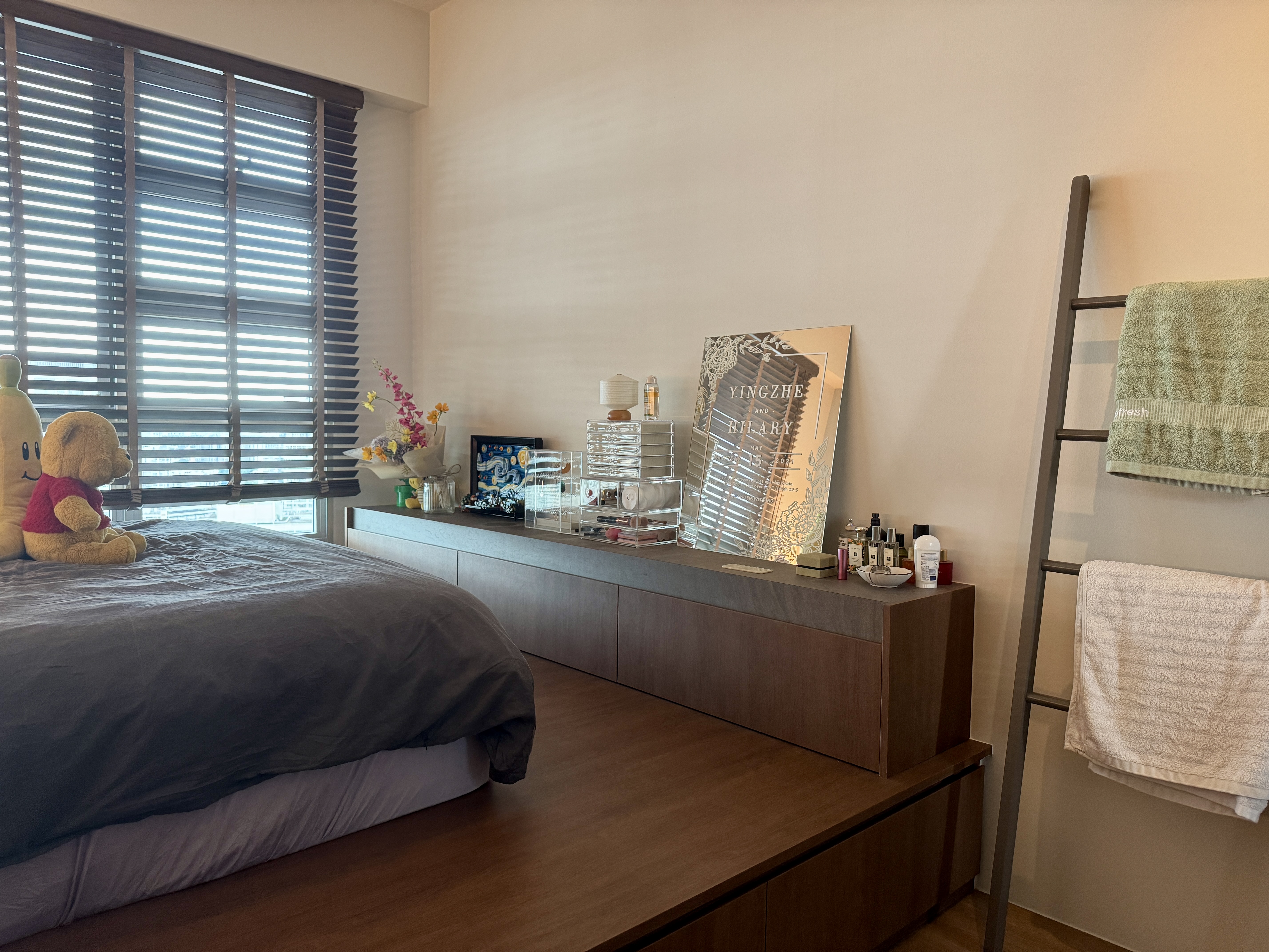 A curvy wabi-sabi 4-room BTO with a pop of colour