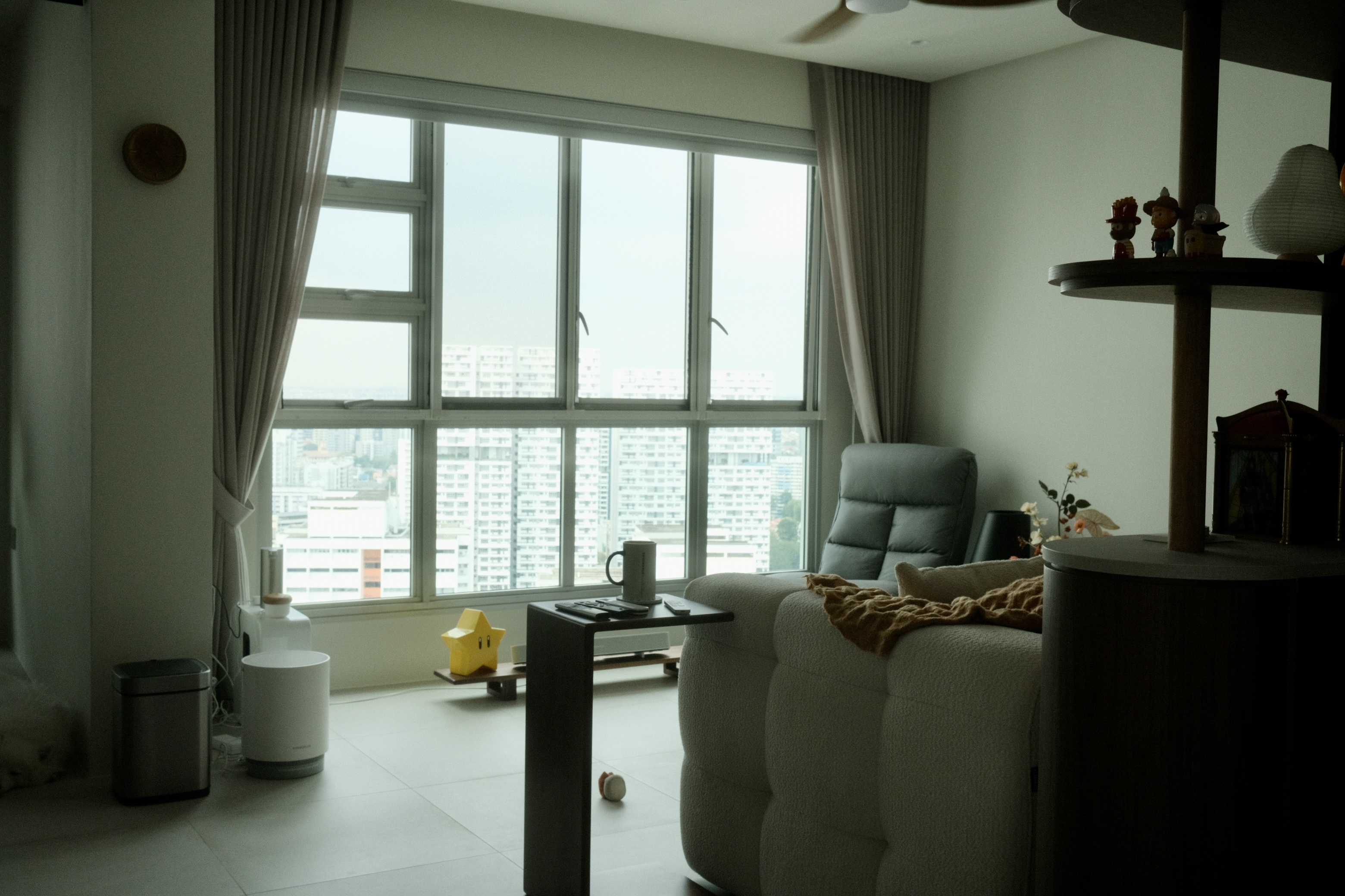 A curvy wabi-sabi 4-room BTO with a pop of colour