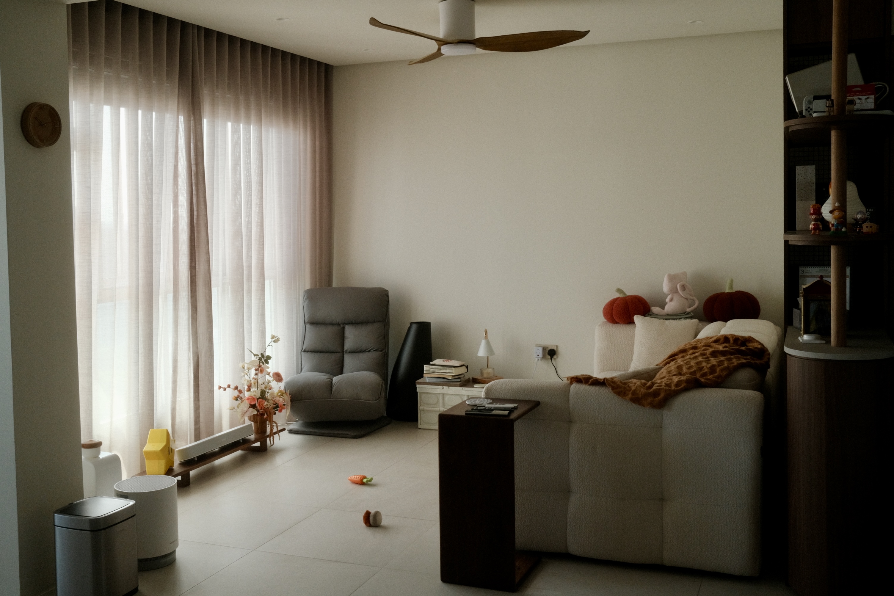 A curvy wabi-sabi 4-room BTO with a pop of colour