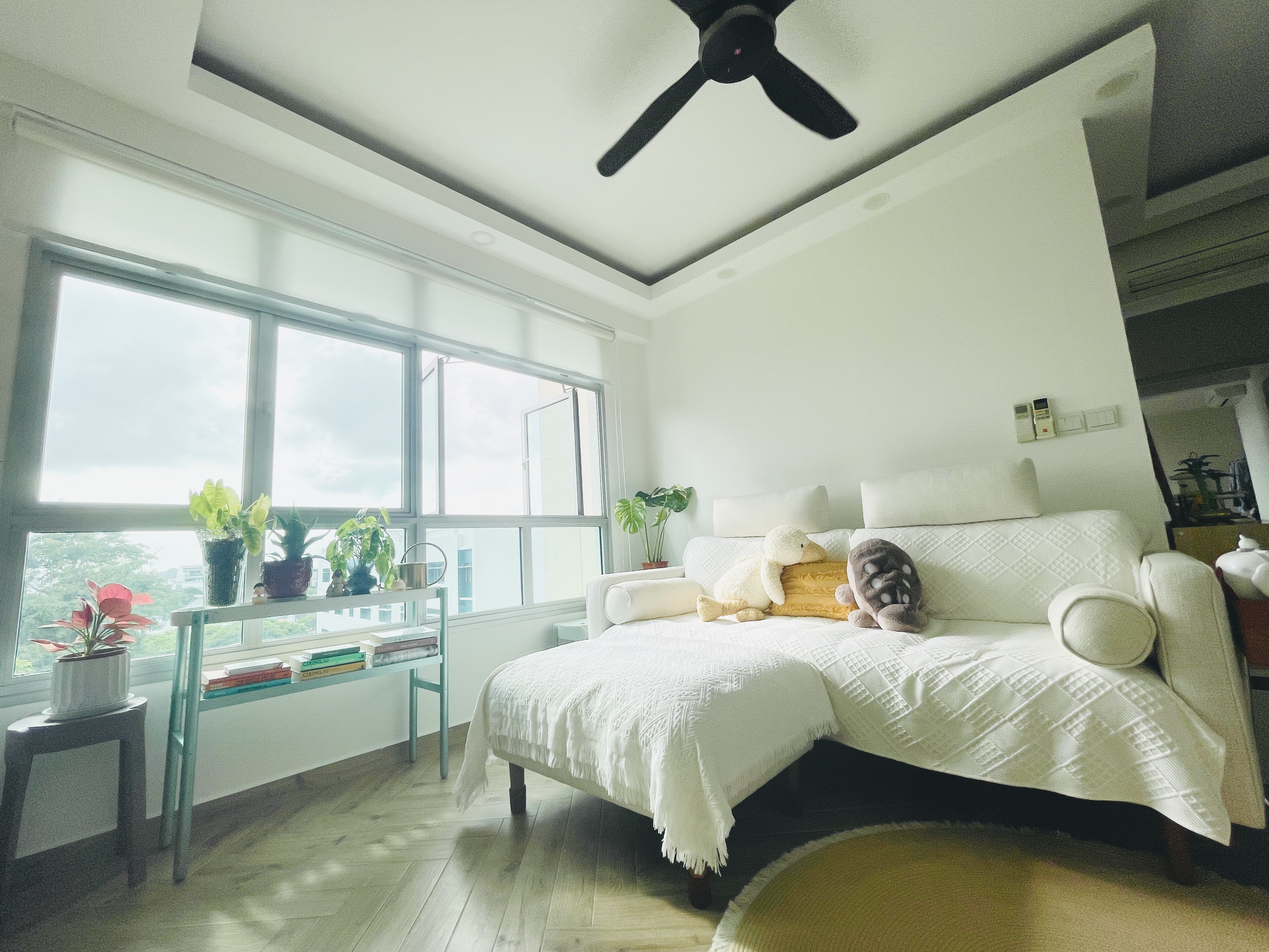 A Cozy Scandi-Inspired Resale Flat with a Colourful Touch