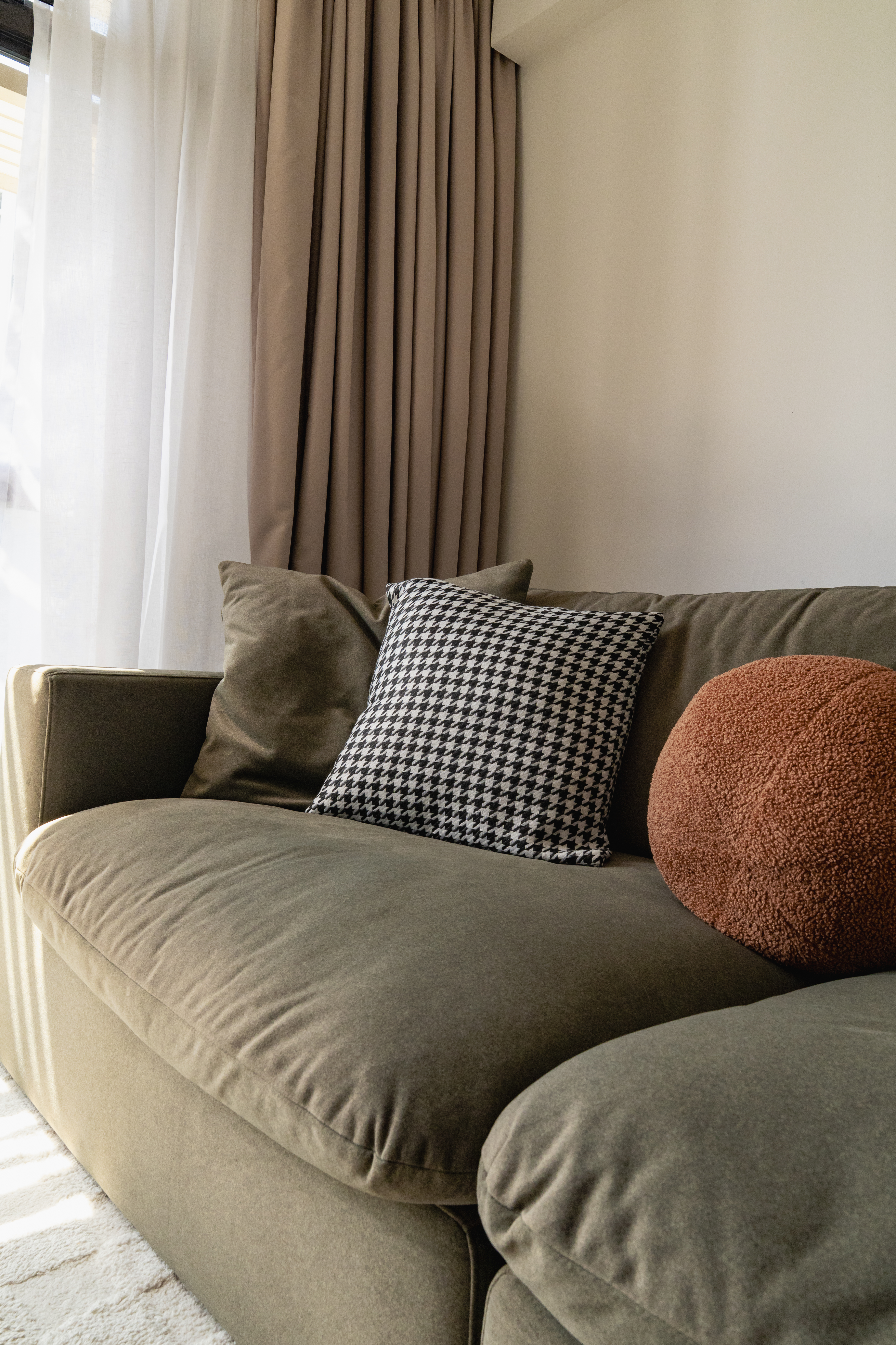 Recipe for the perfect modern + homey living space: