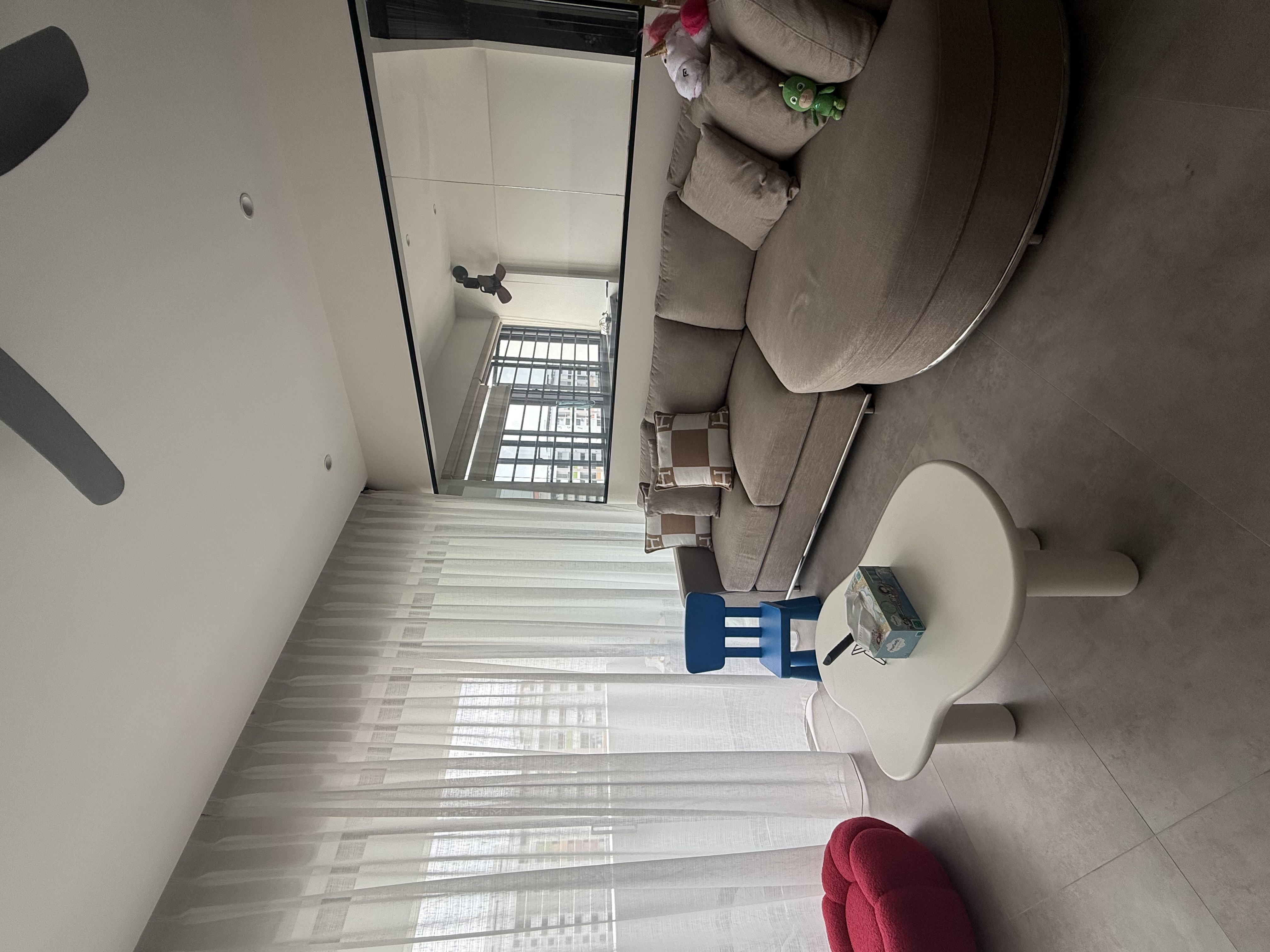 Living in neutral tone to feel cosy.