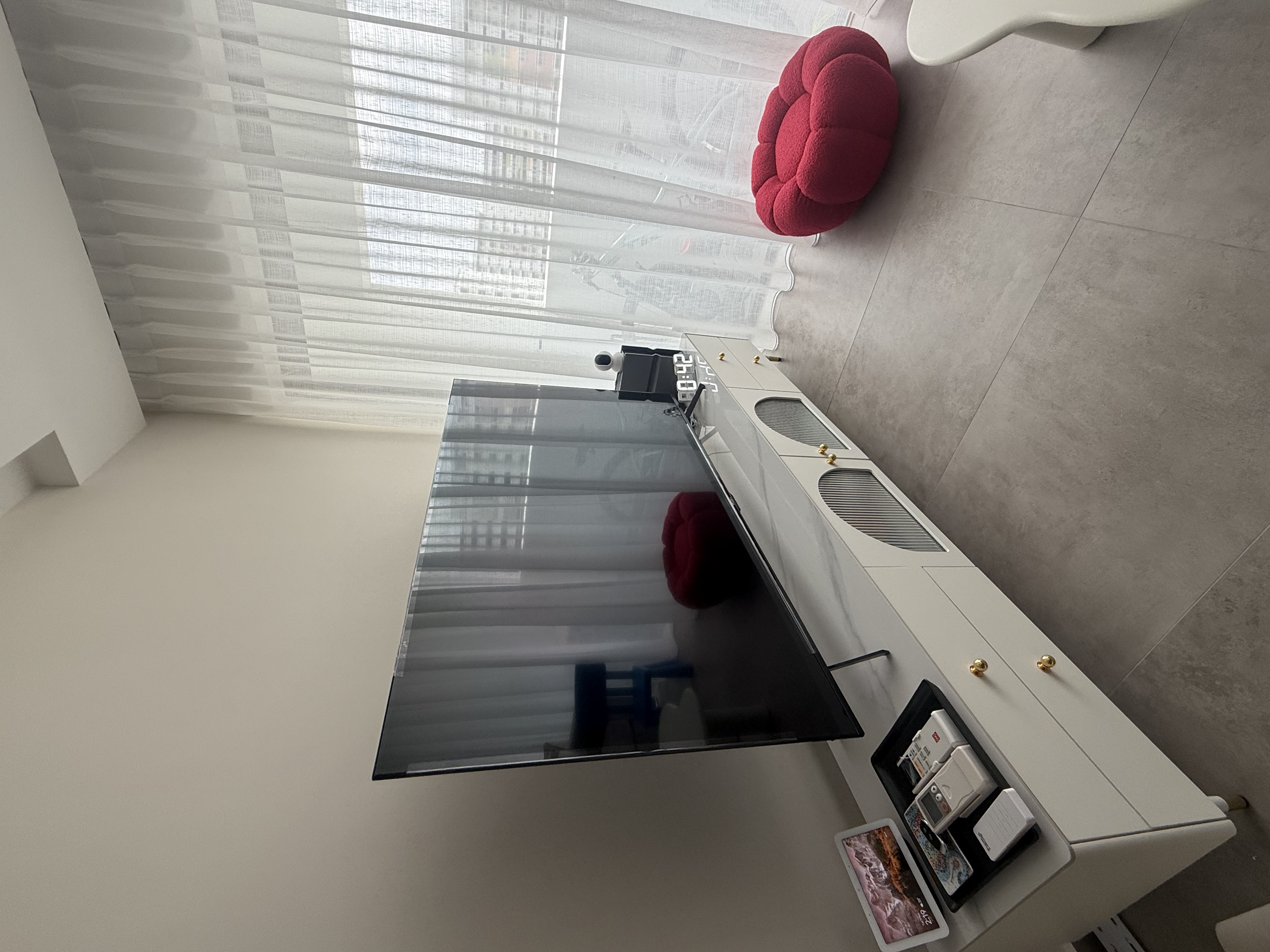 Living in neutral tone to feel cosy.