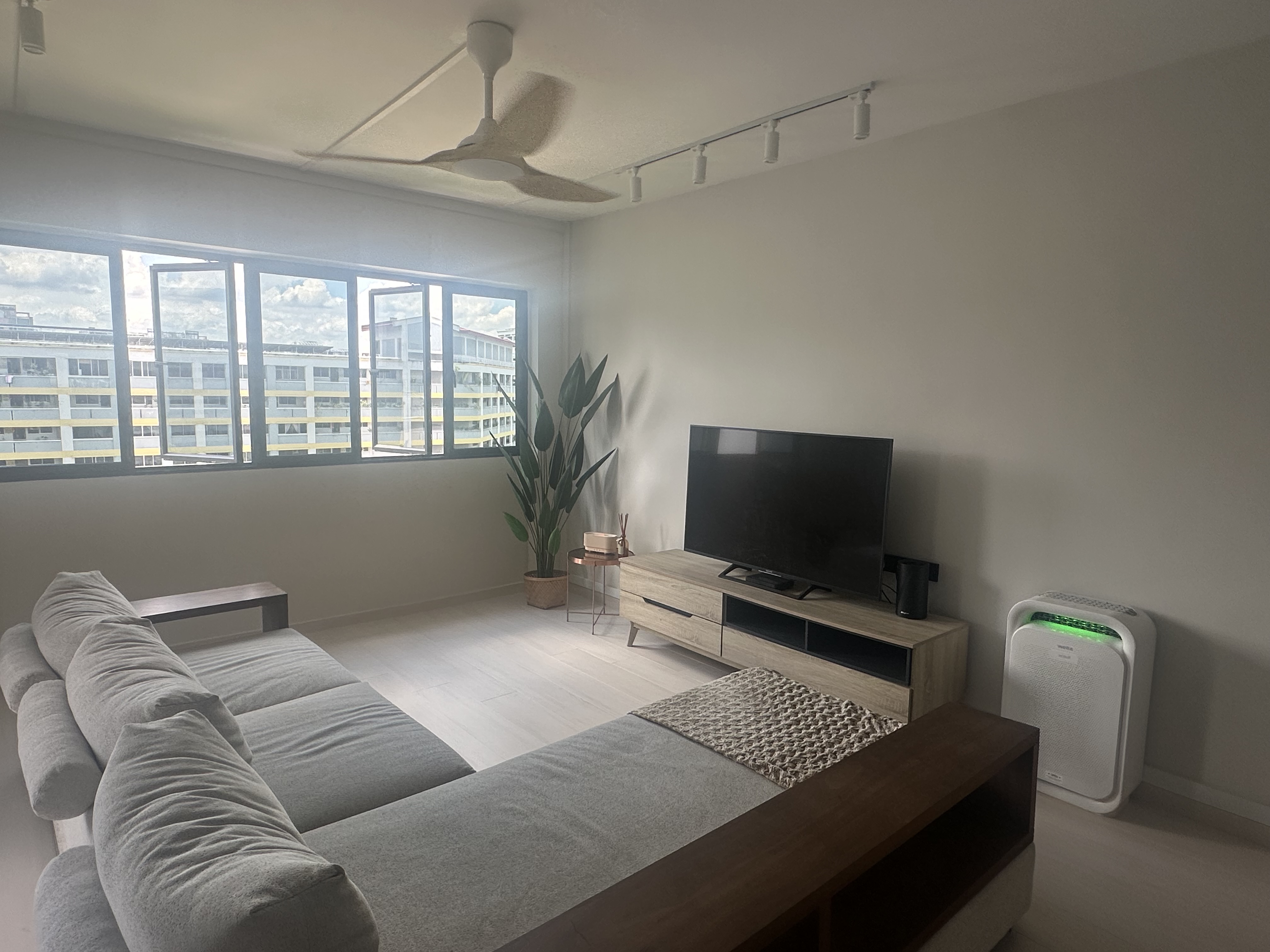 Light-&-Life:-A-Family-Friendly-Living-Room-with-Style-&-Space-to-Grow