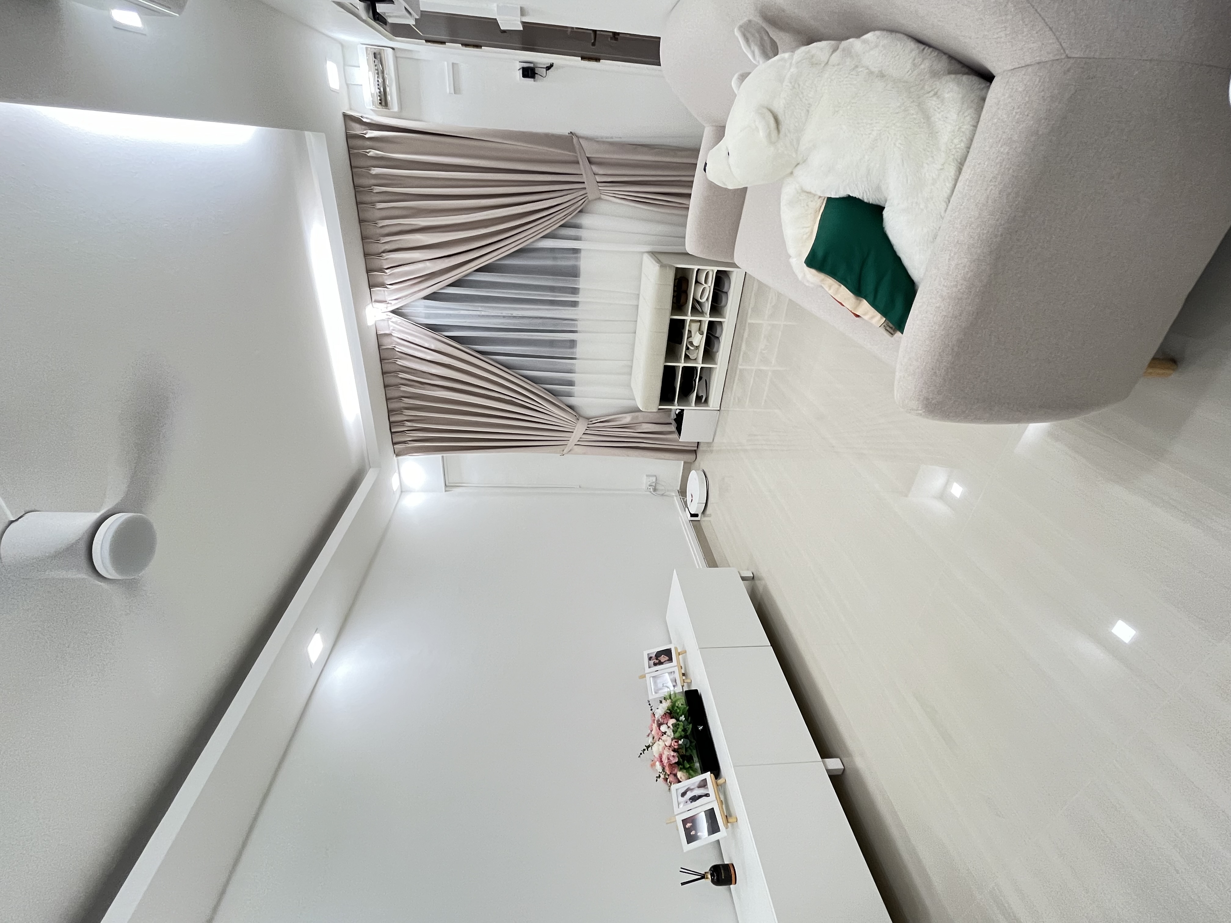 Living-It-Up-in-a-Blank-Canvas-of-Comfort