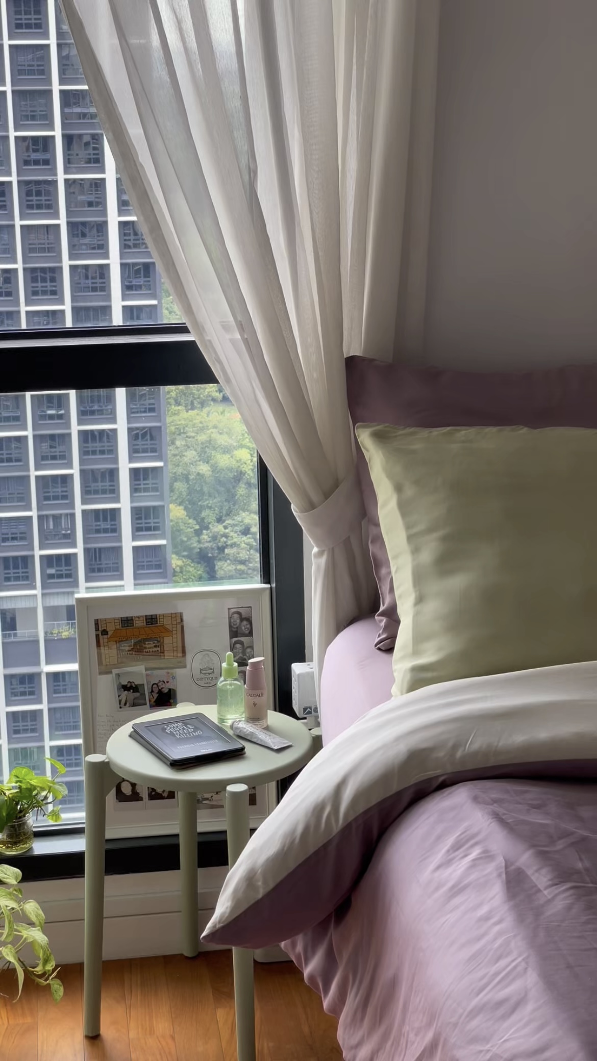 A-Pop-of-Color-in-the-Bedroom-🩷🩵💜💚