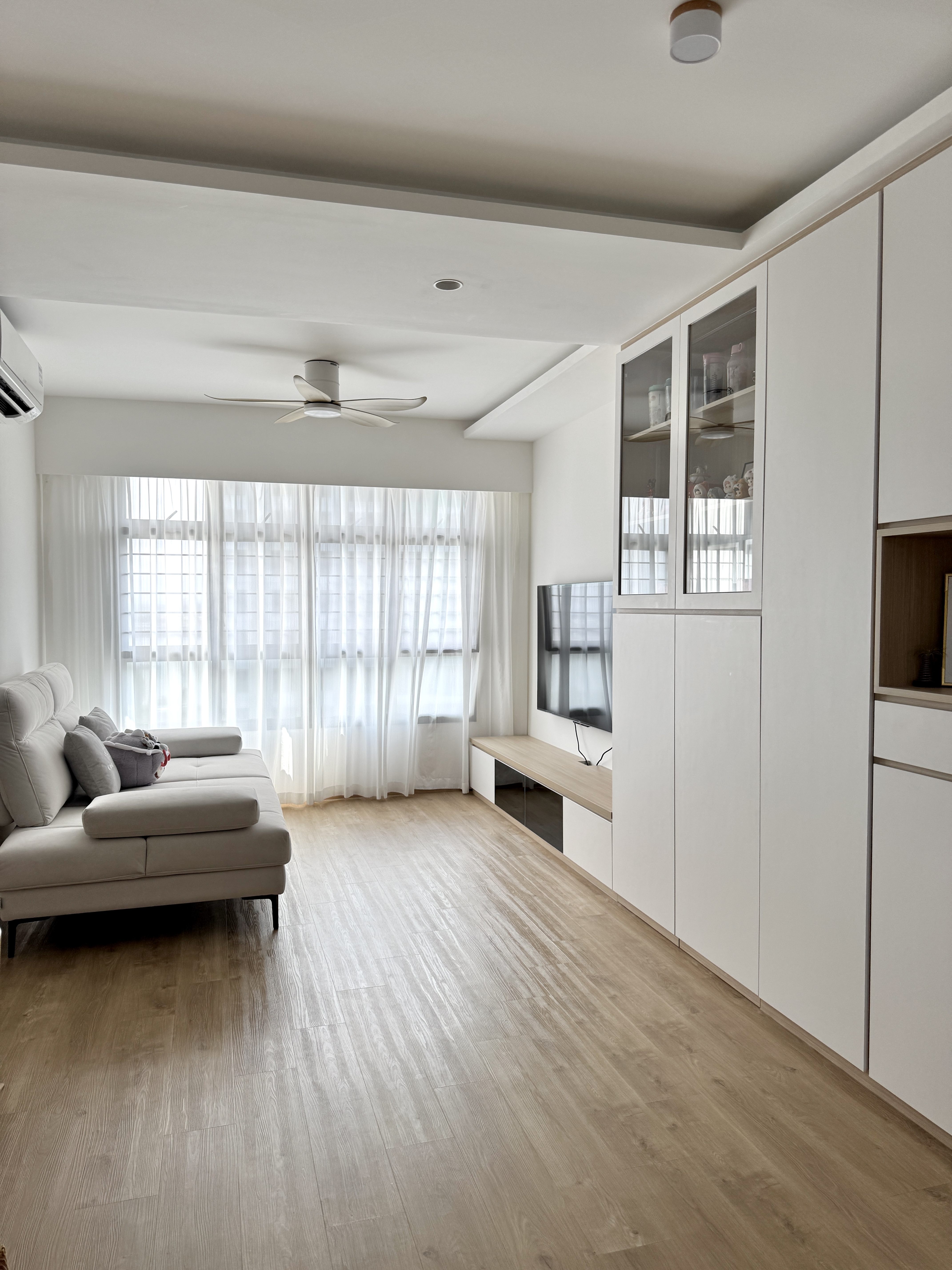 Keeping-It-Simple:-Our-Kid-Friendly-Living-Room-🏠