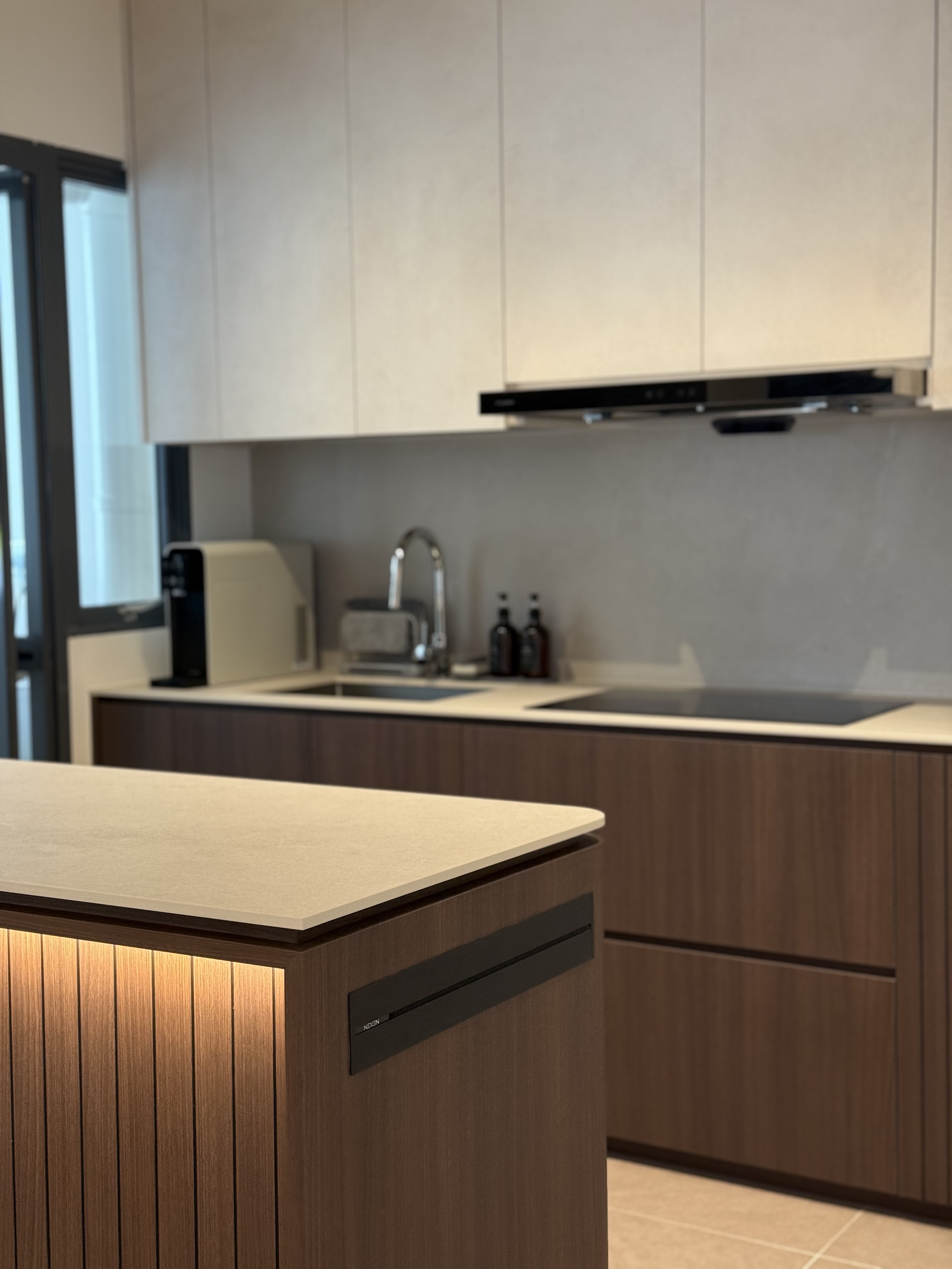 No-walls,-no-distance-—-just-a-kitchen-island-at-the-center-of-it-all