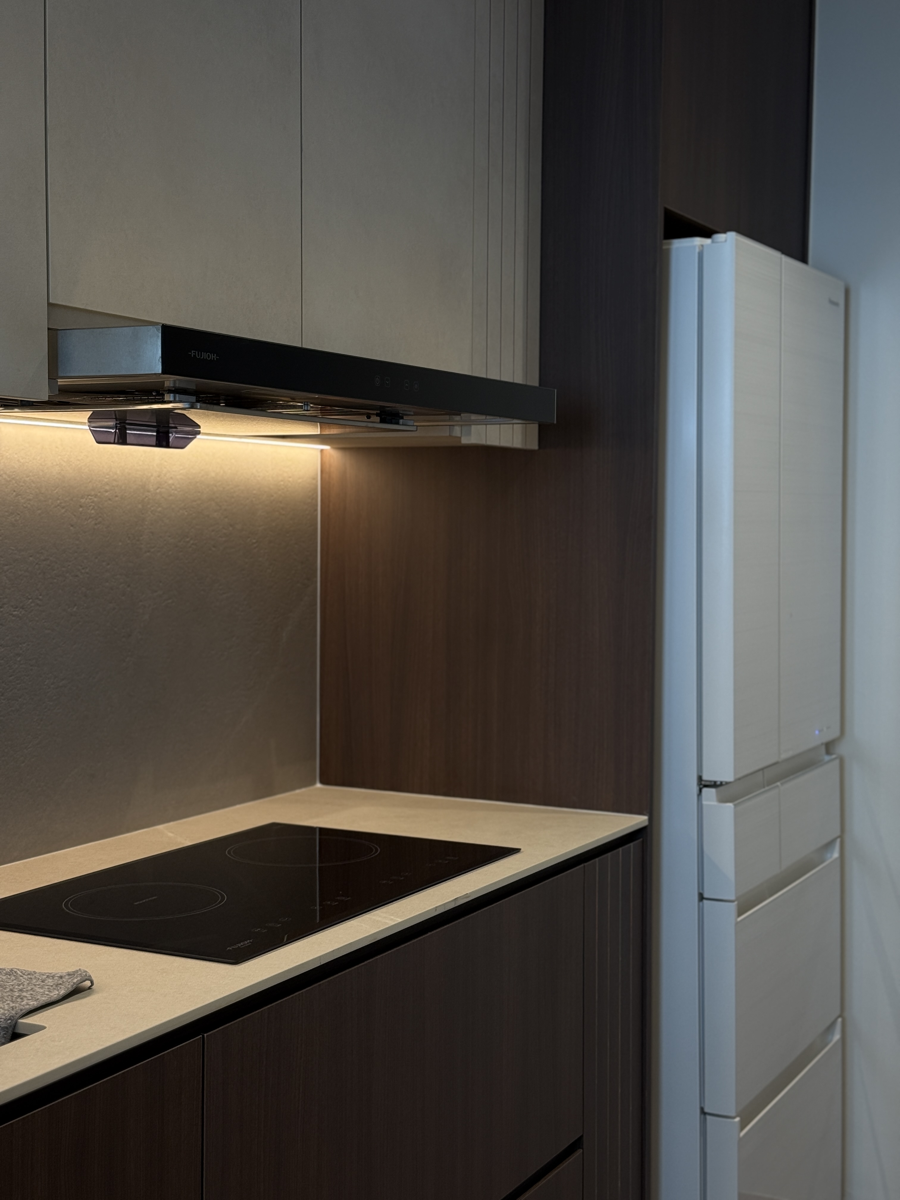 No-walls,-no-distance-—-just-a-kitchen-island-at-the-center-of-it-all