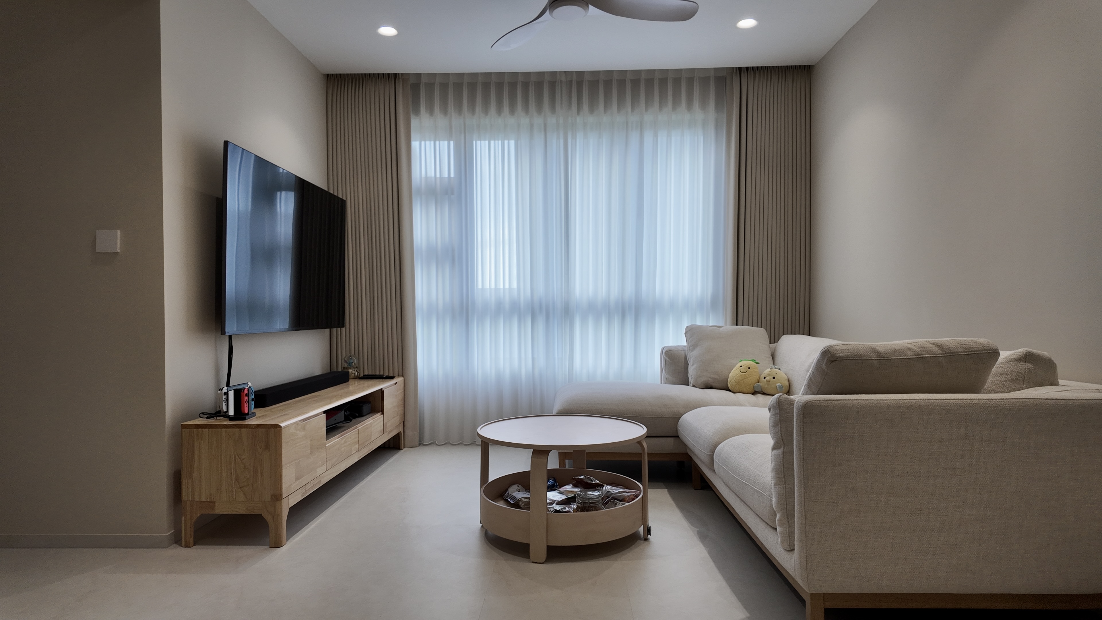 Our Living Room: A Cozy & Spacious Space