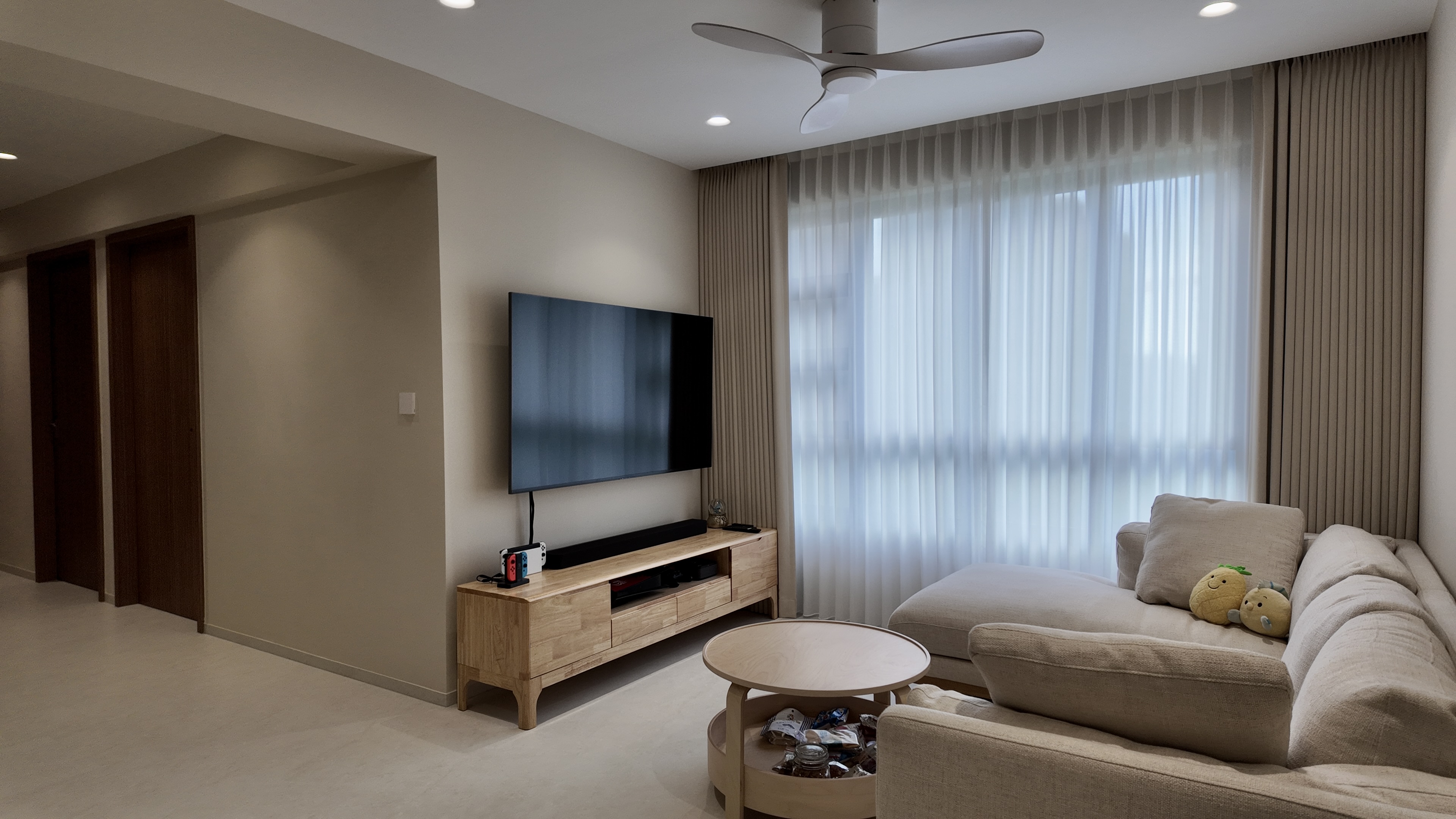 Our Living Room: A Cozy & Spacious Space