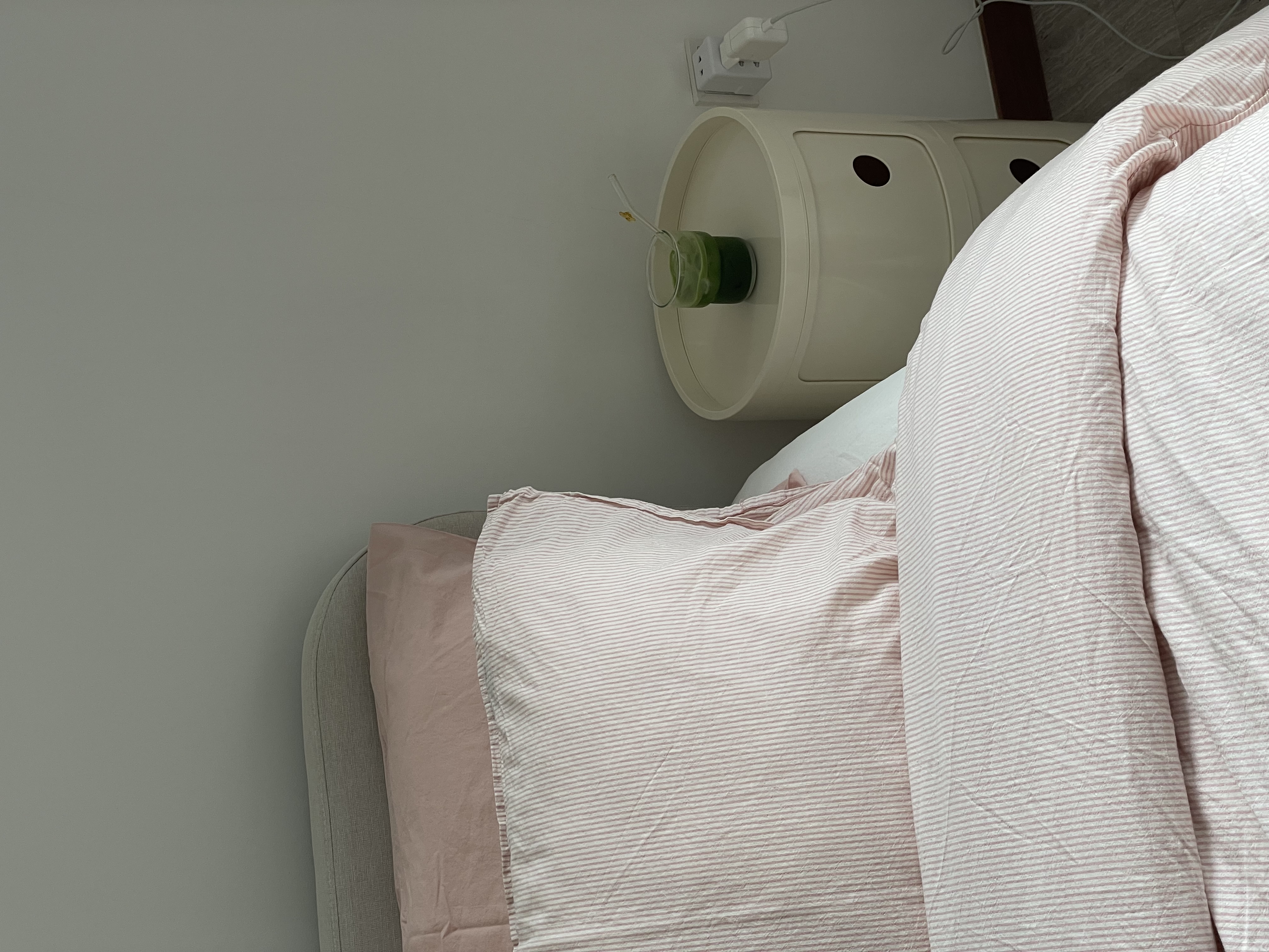 Soft & Cozy Bed Styling 🌸