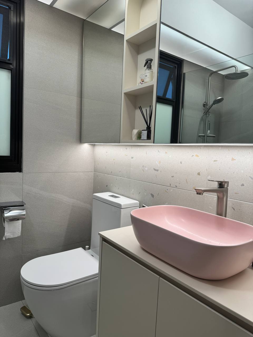 Our Tranquil Bathrooms 🛀: Inviting Stillness and Peace