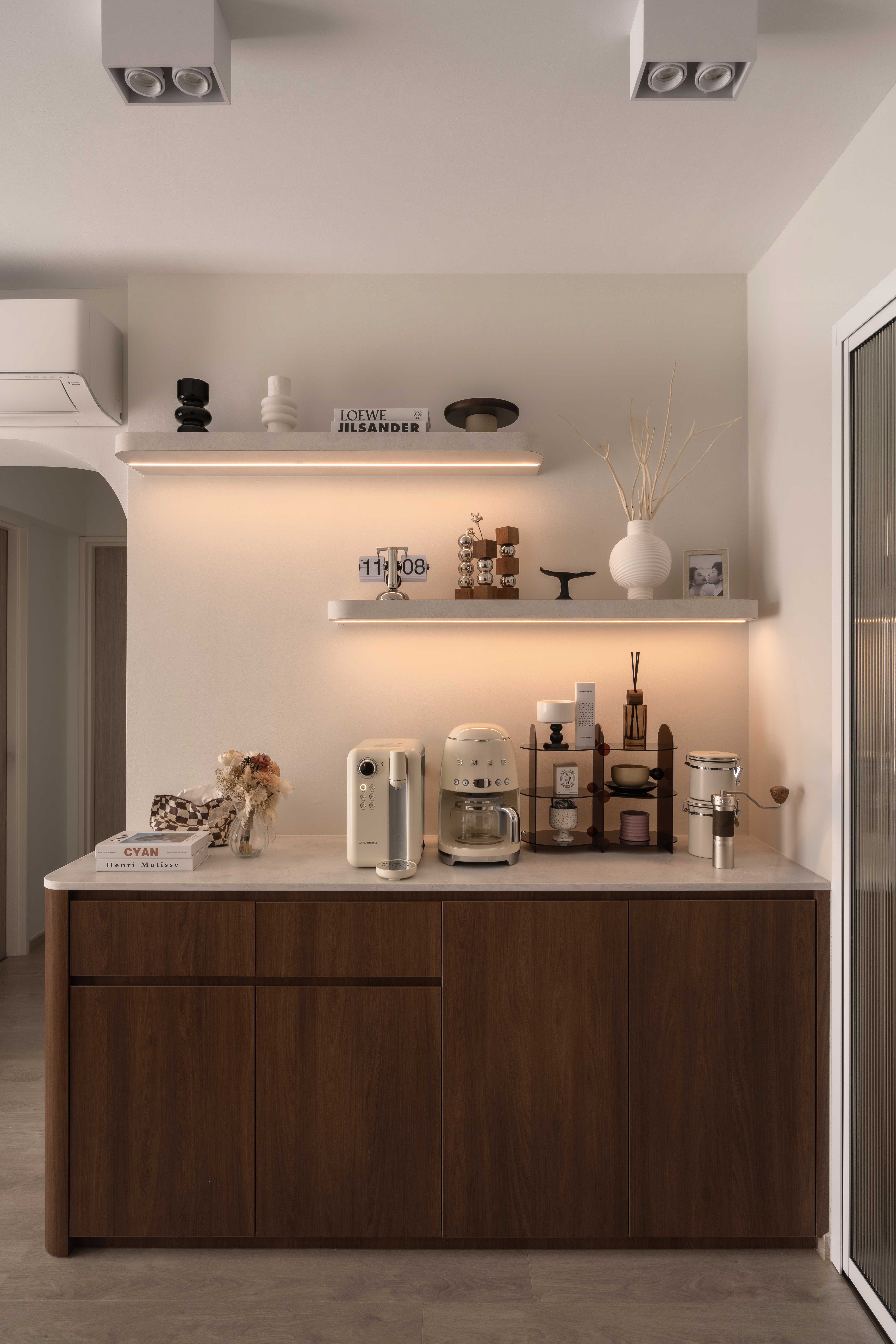 Small-Space,-Big-Mood:-When-the-Entryway-Becomes-a-Coffee-Corner-☕️