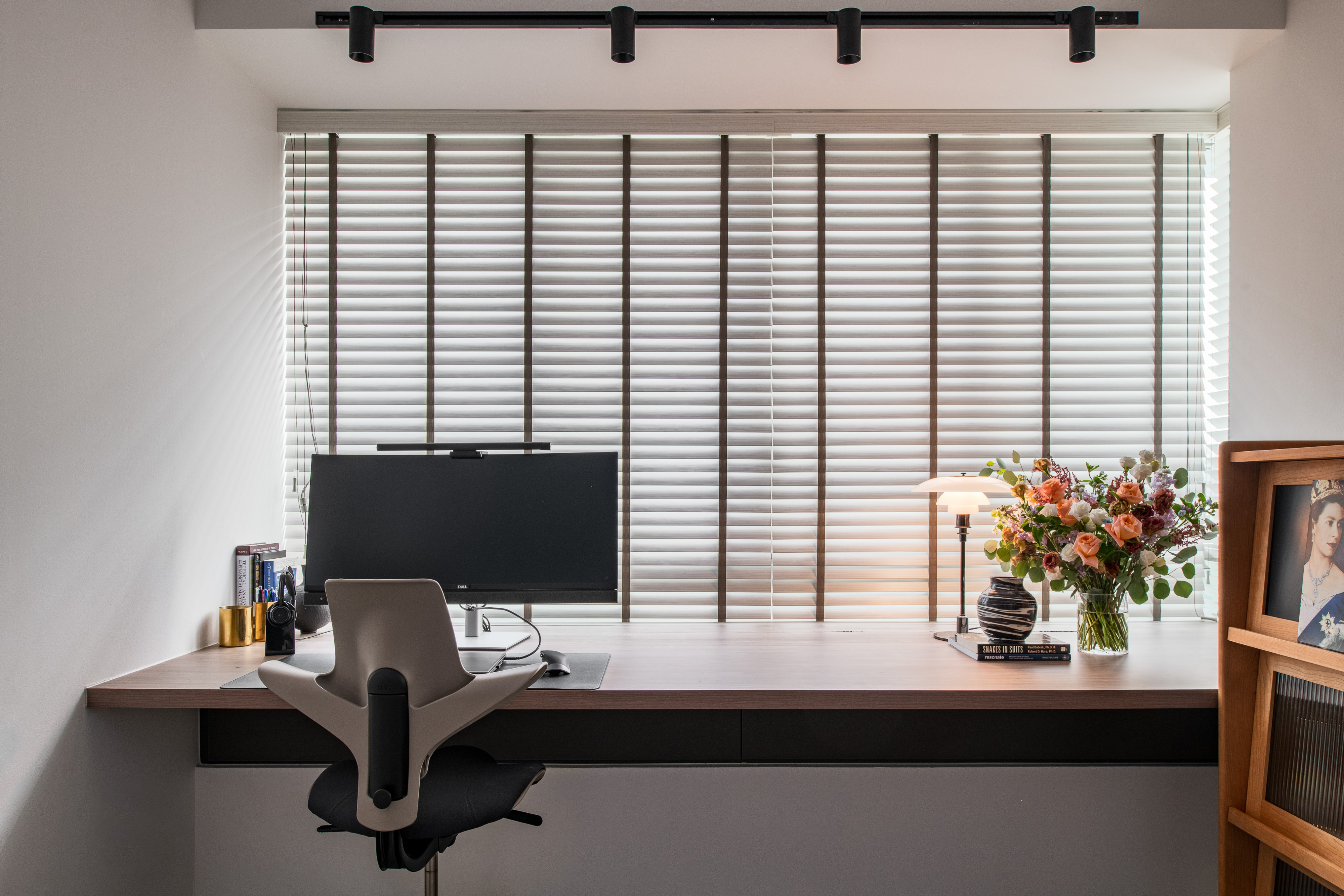 Mixed-Modern-Home-With-Lush-Botanicals