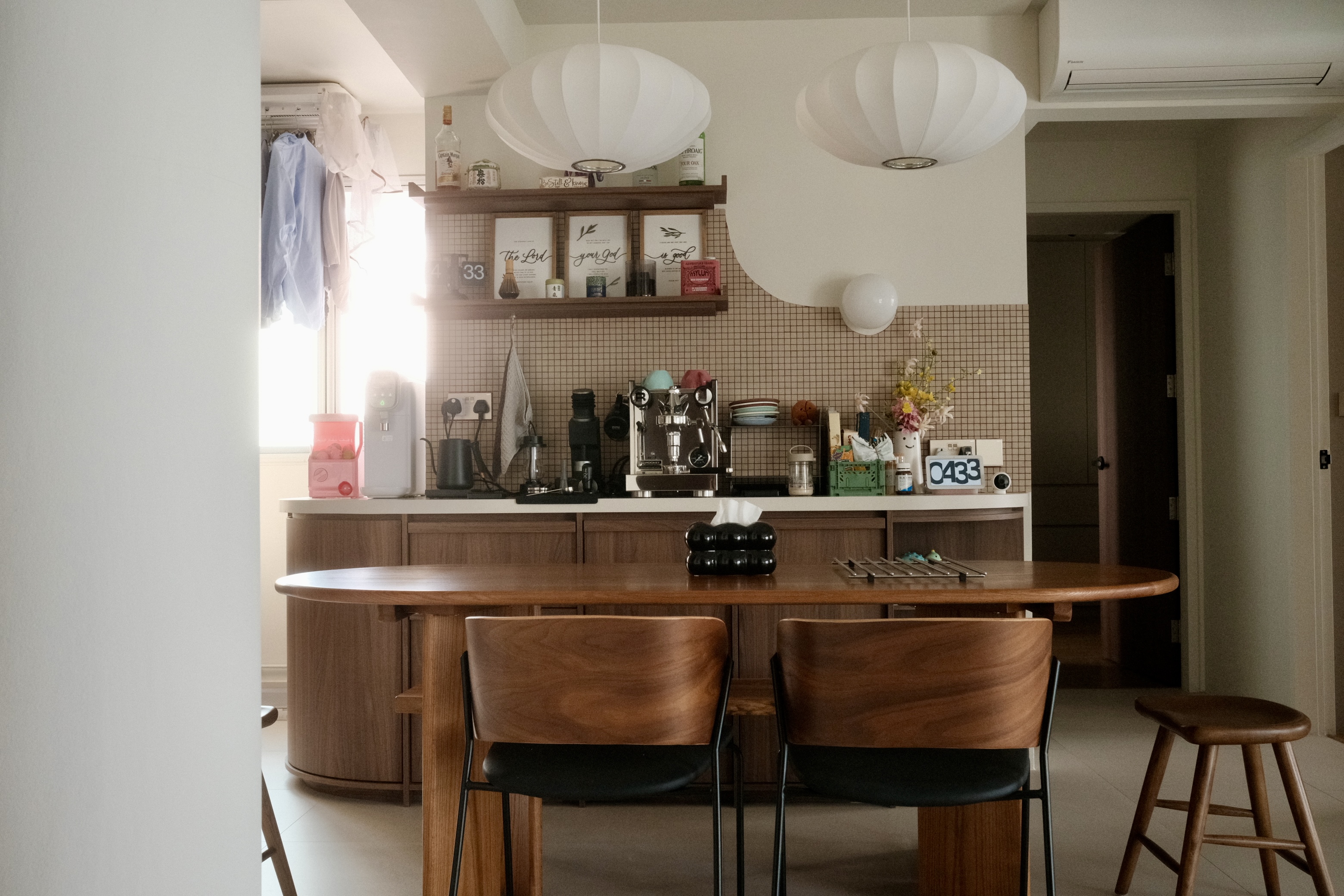 Our-Dining-Room:-A-curvaceous-gathering-space-🍽️