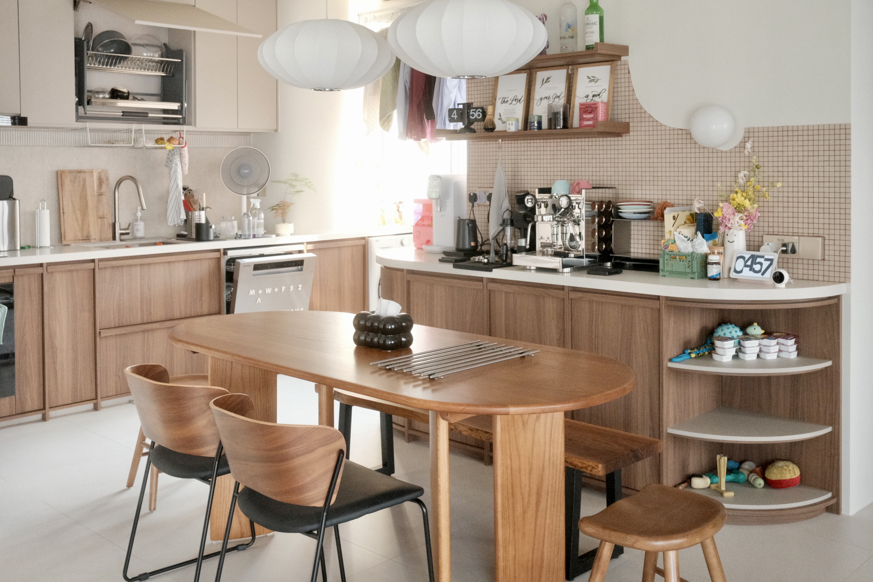 Our Dining Room: A curvaceous gathering space 🍽️