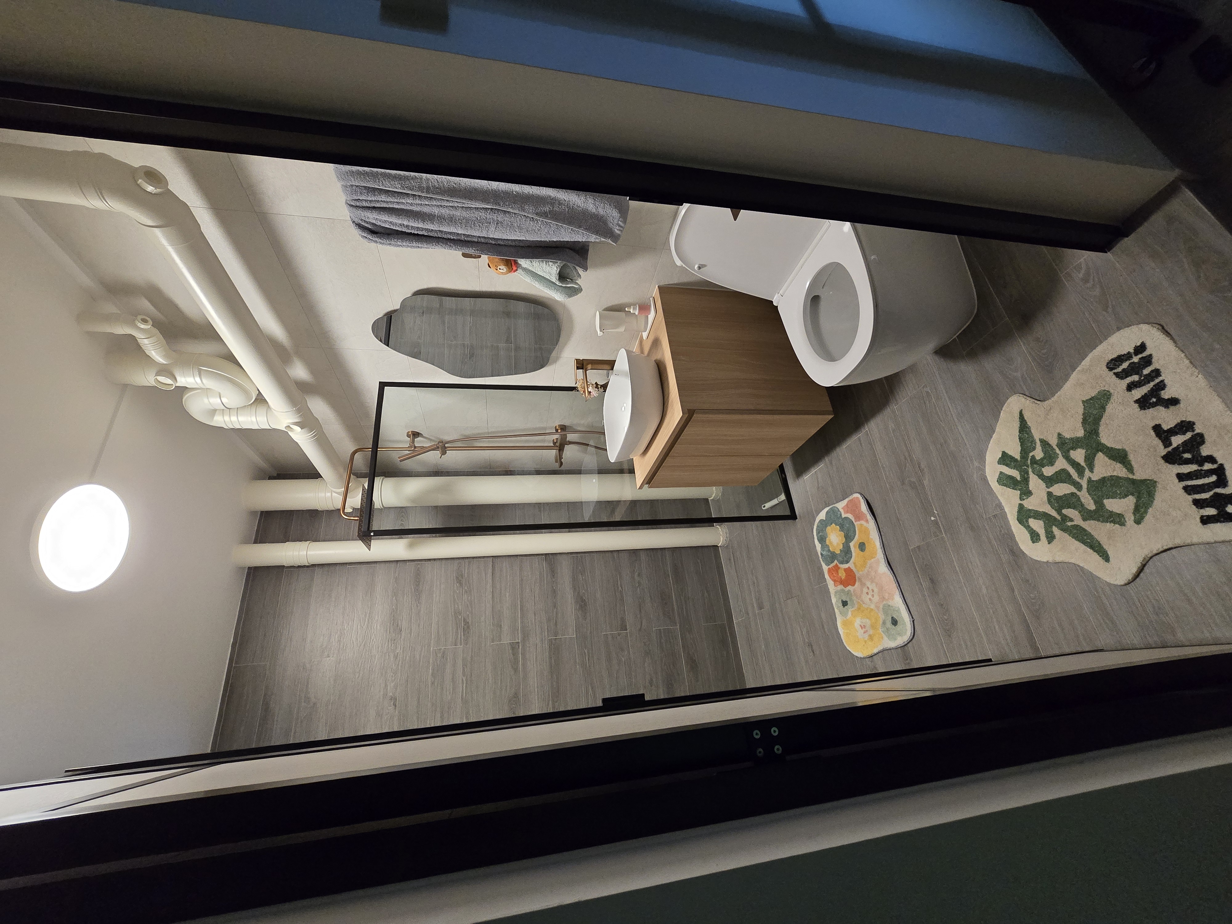 Common-Bathroom-with-brushed-copper-fittings