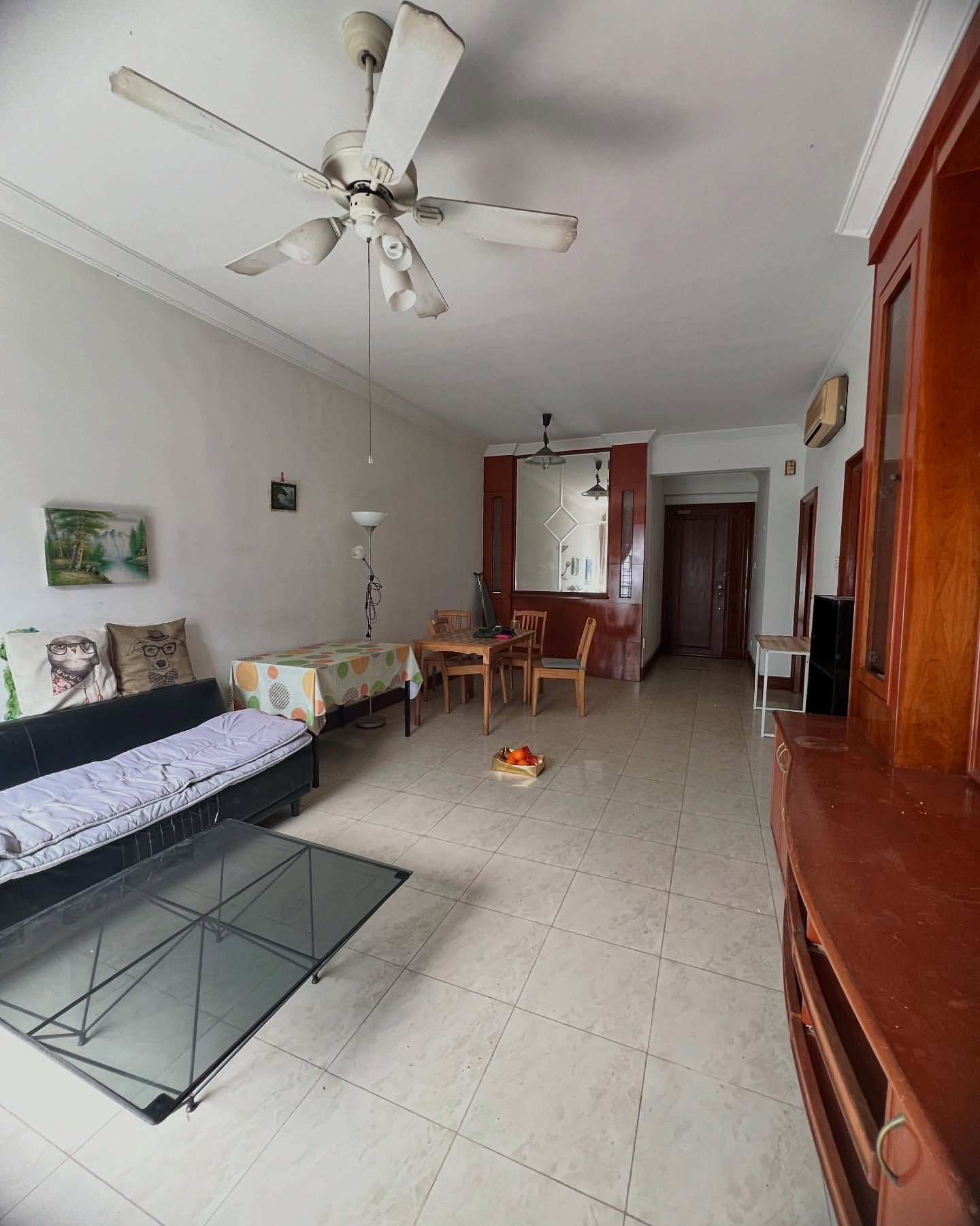 A home tour of the pass - ex-owner 90s decor that inspired us.