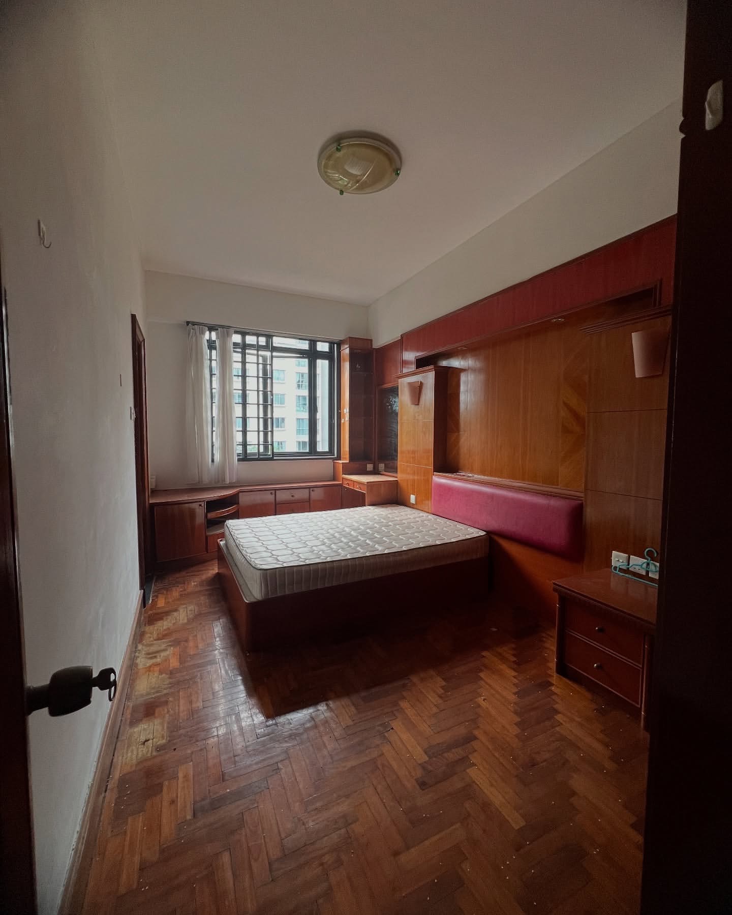 A home tour of the pass - ex-owner 90s decor that inspired us.