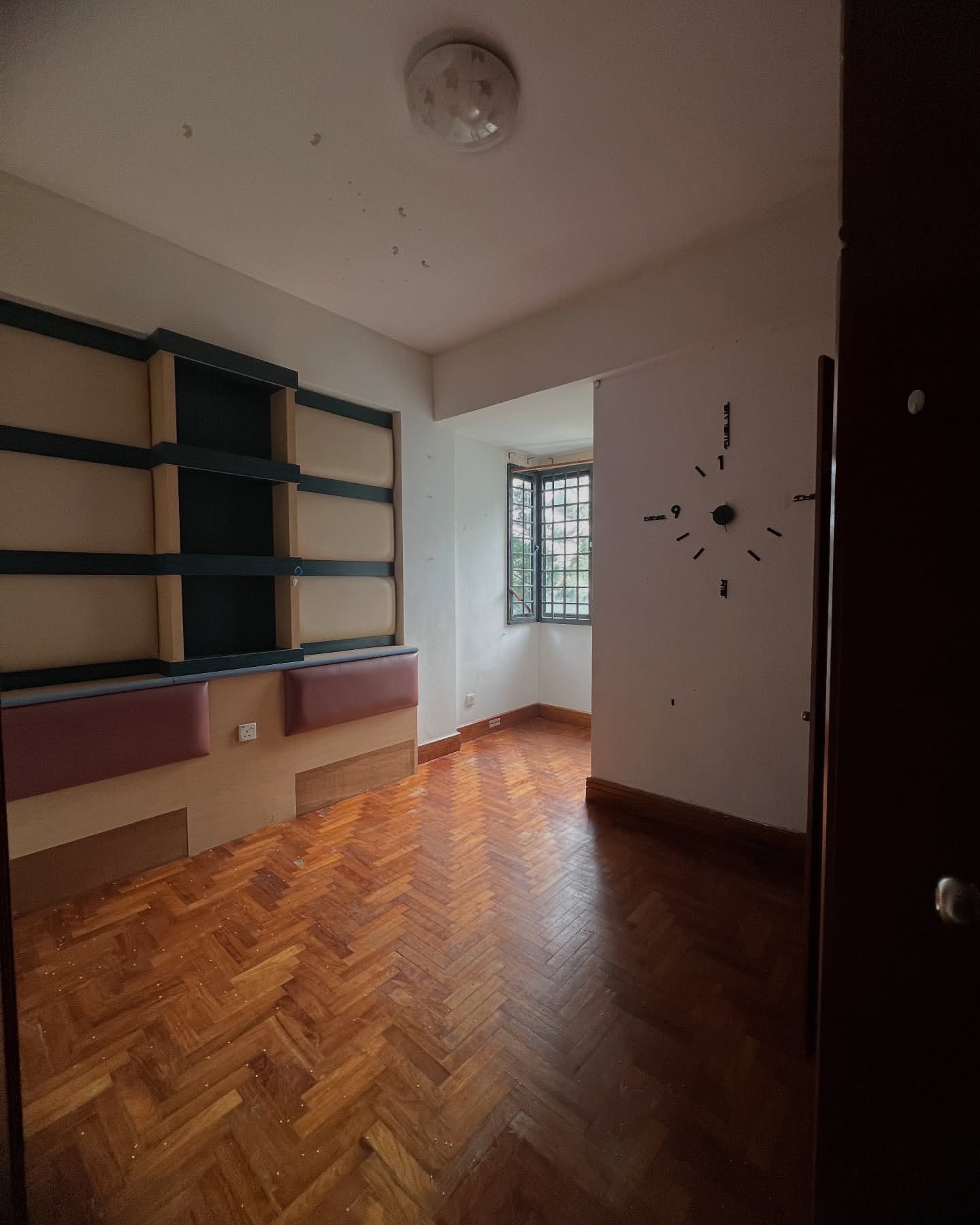 A home tour of the pass - ex-owner 90s decor that inspired us.