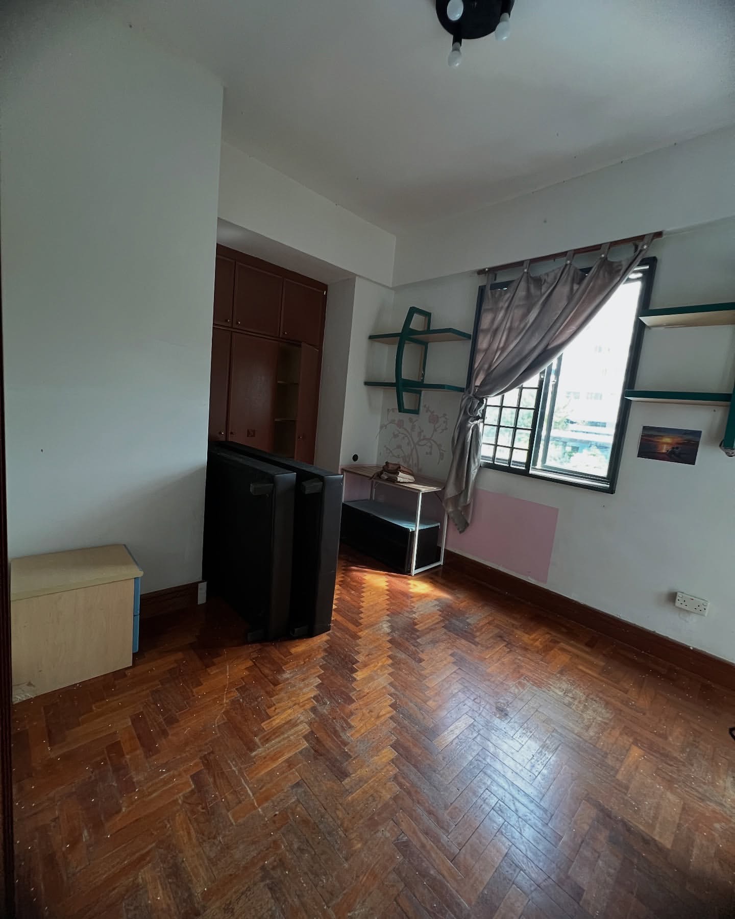 A home tour of the pass - ex-owner 90s decor that inspired us.