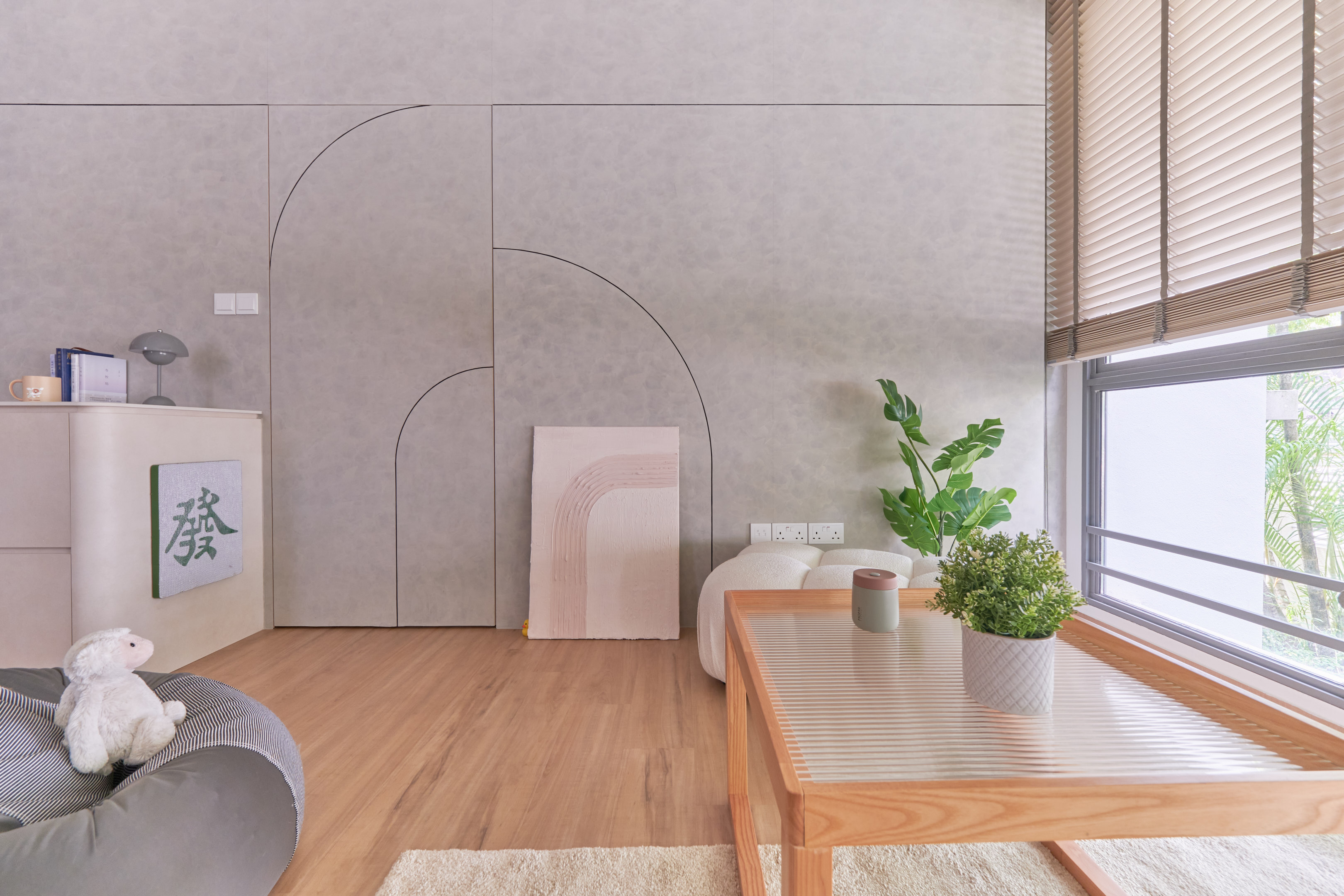 Japandi-interior-with-light-wood-elements-