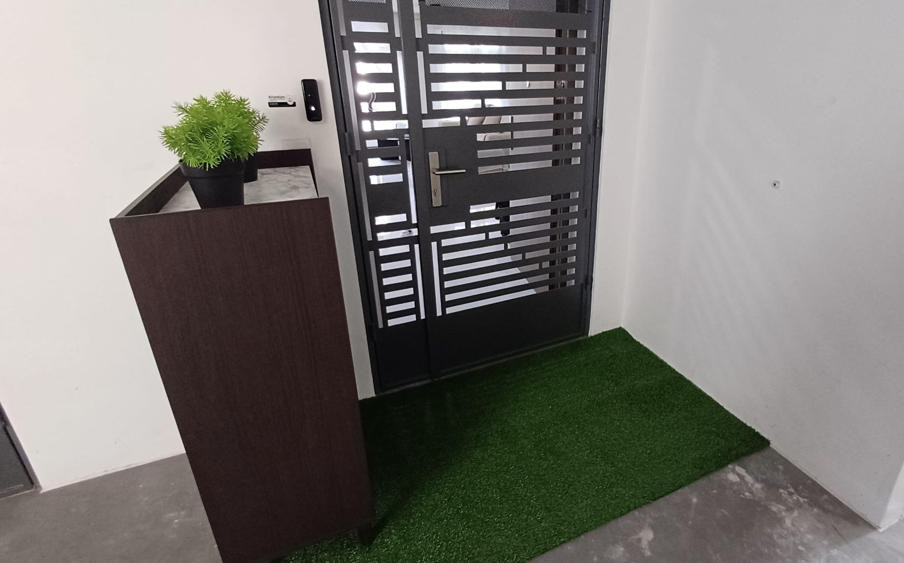 Good ventilation, mesh, deco and random buys that complete our home!