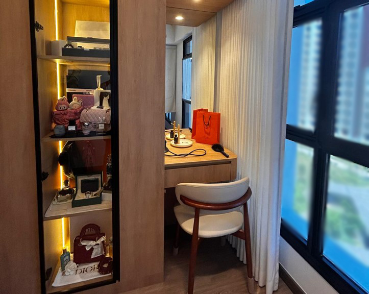 Mirror,-Mirror,-My-Glow-Corner