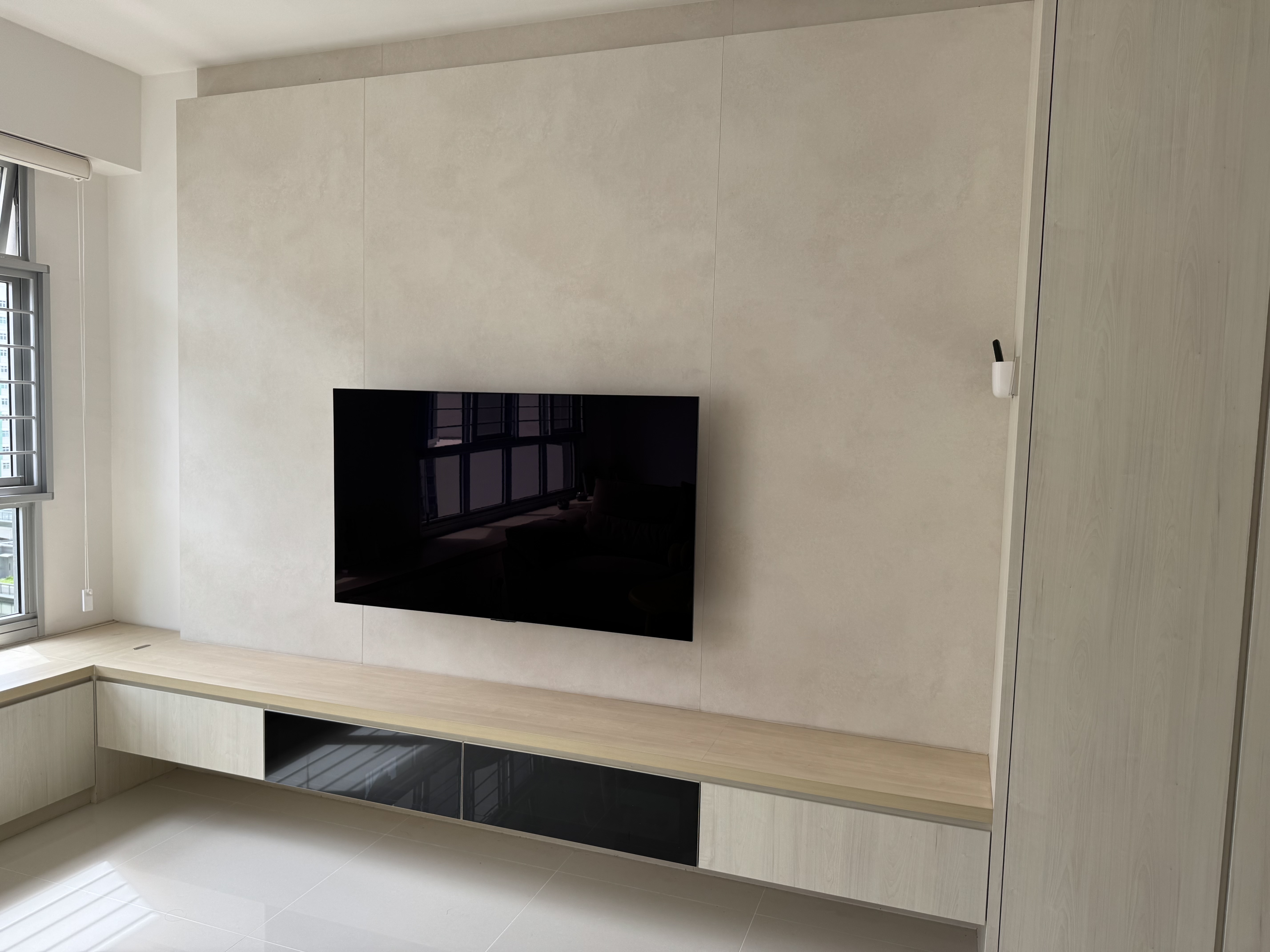 Clean,-Sleek-&-Minimalist-Entertainment-Zone-with-hidden-cables