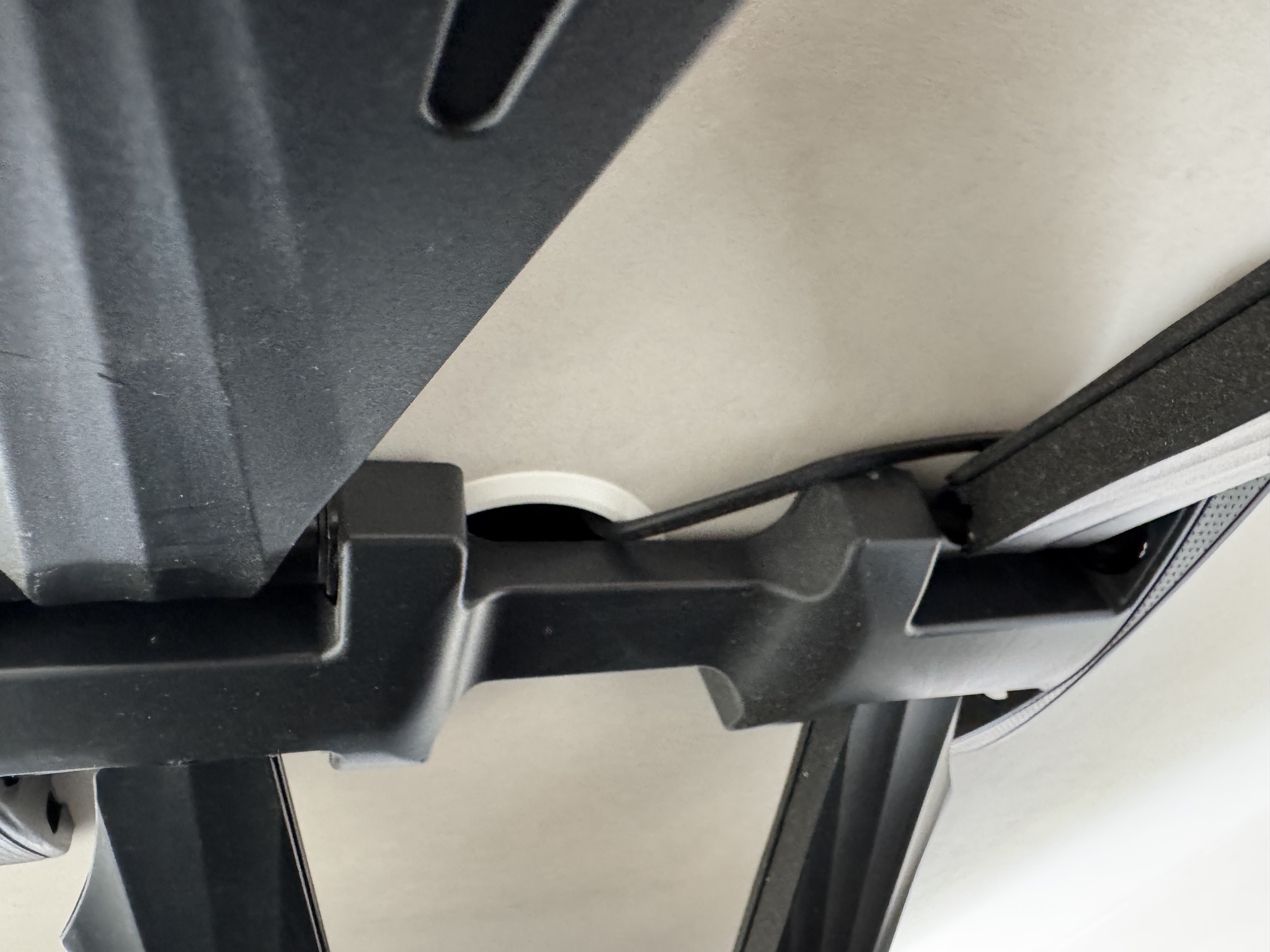 Clean, Sleek & Minimalist Entertainment Zone with hidden cables