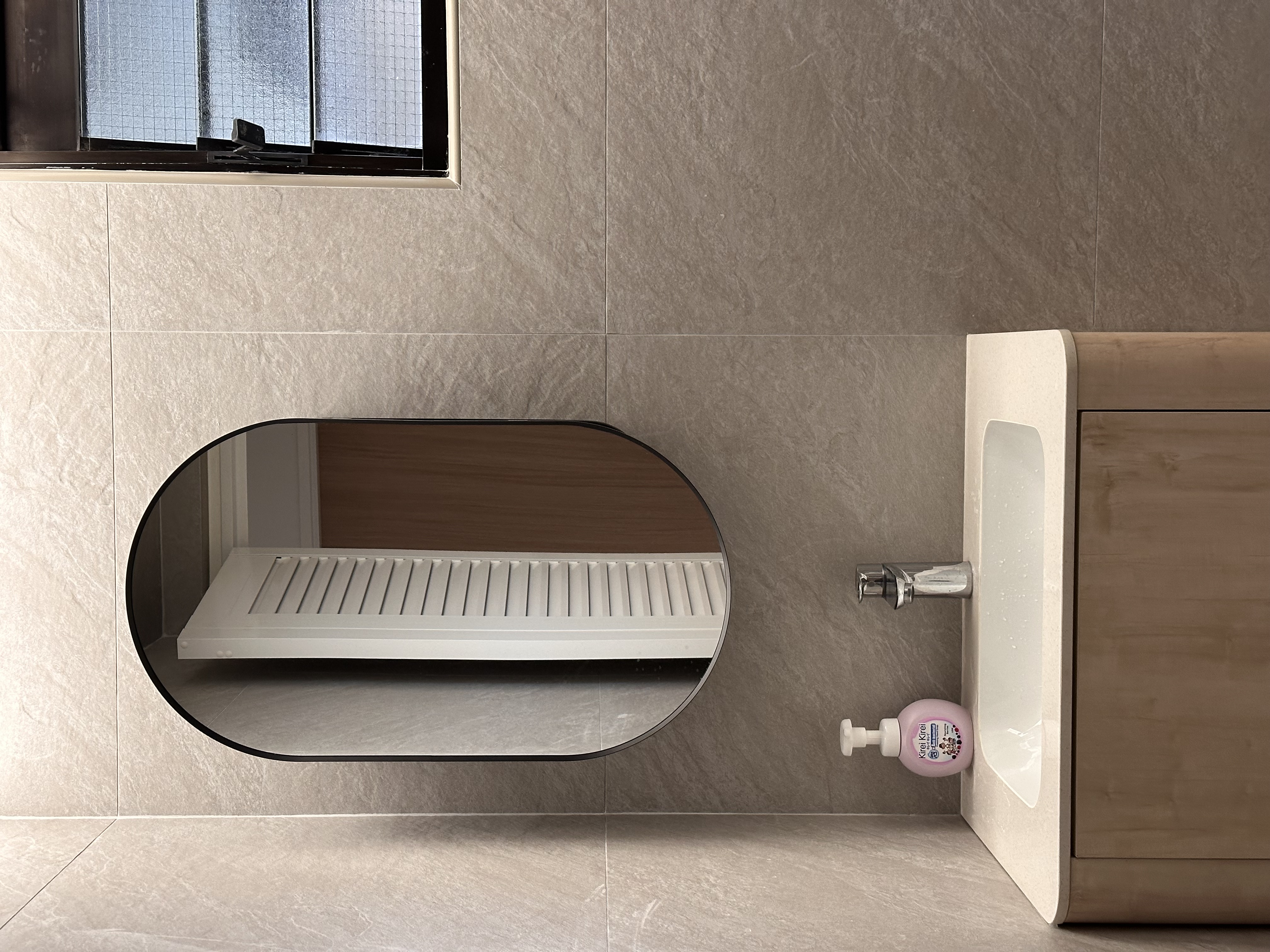 No fancy mirrors 🪞