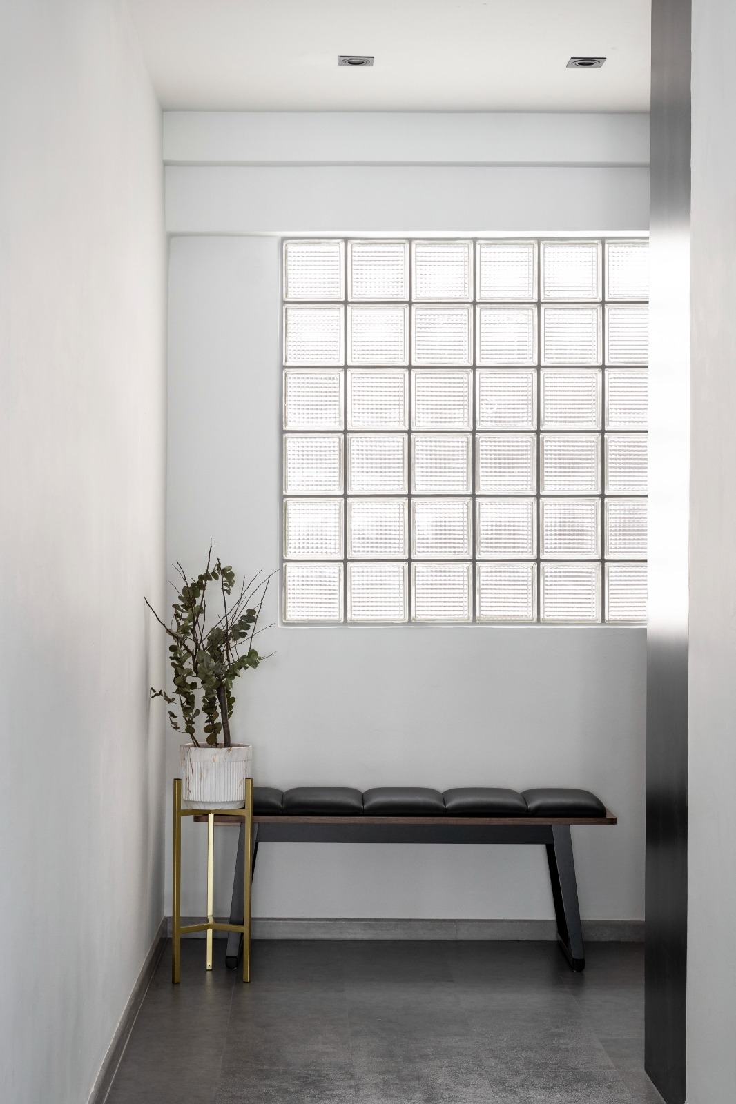 Inside-a-Modern-Industrial-resale-home-⚫️