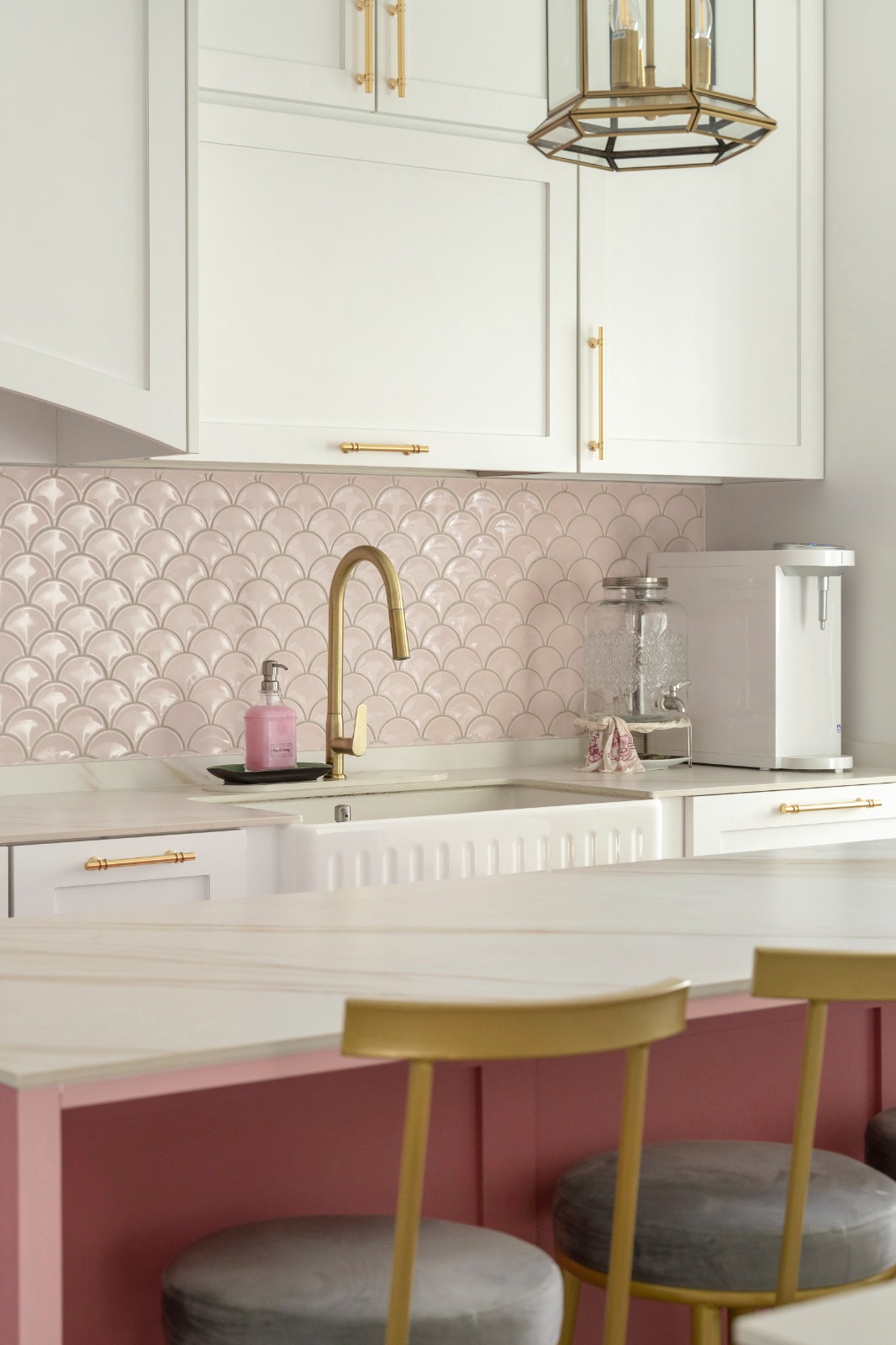 A-bold,-romantic-Modern-French-home-💕