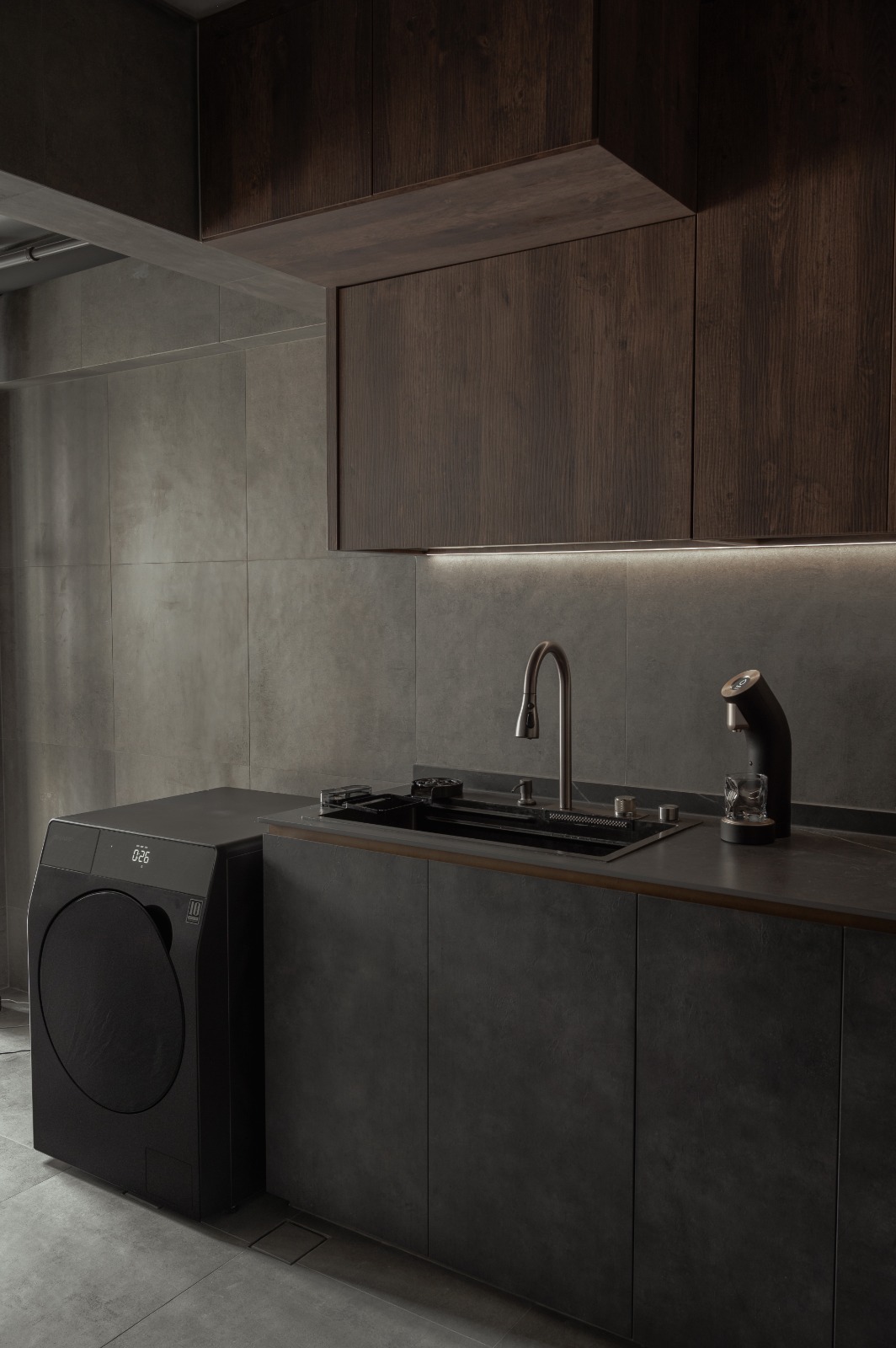 Bold, understated Modern Industrial home 🖤