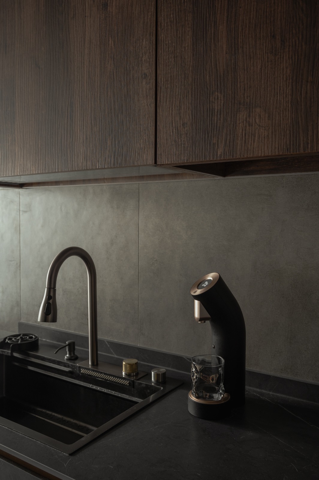 Bold, understated Modern Industrial home 🖤