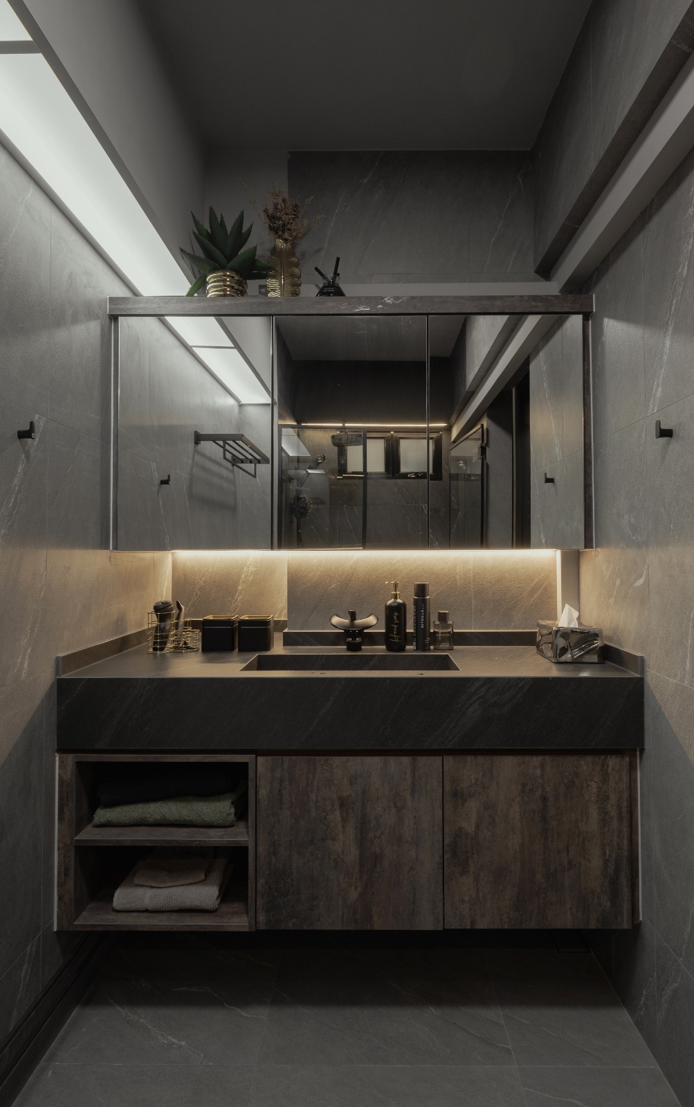 Bold, understated Modern Industrial home 🖤