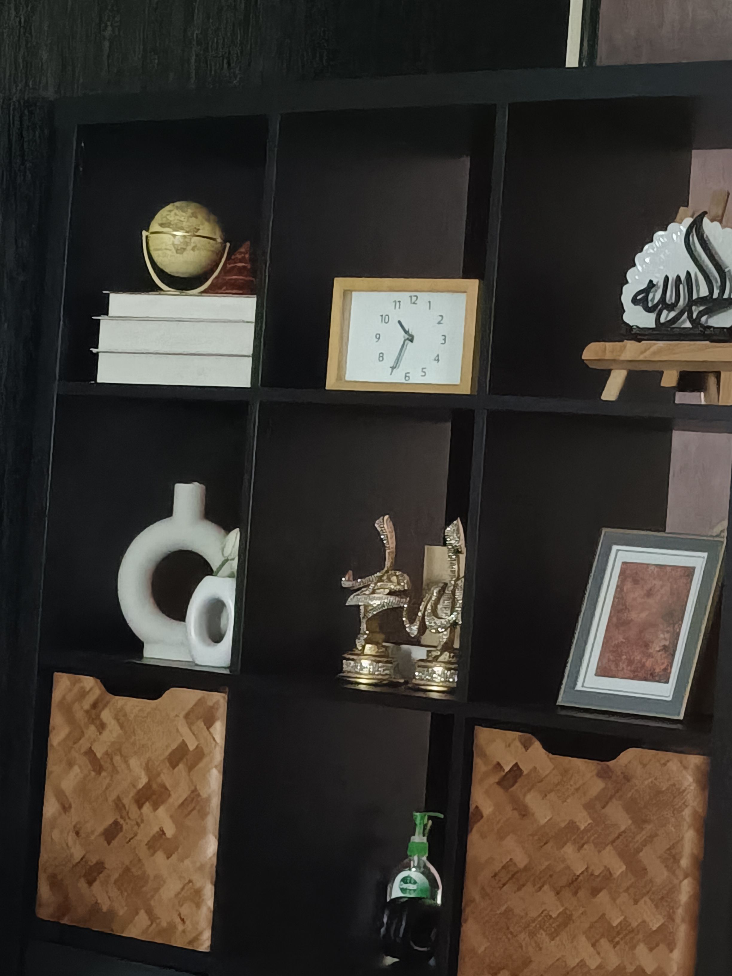 A tiny dining area that can accommodate 6pax.