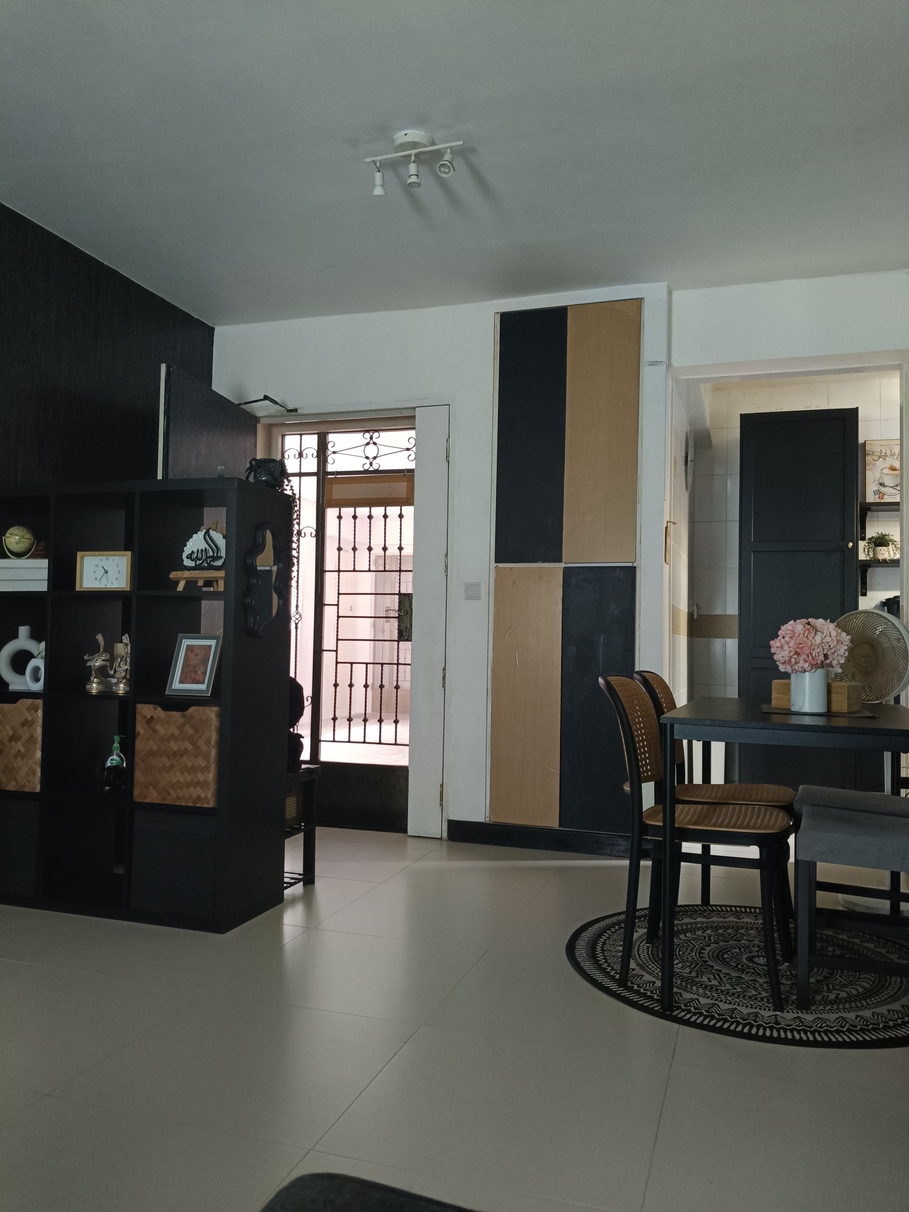 A tiny dining area that can accommodate 6pax.