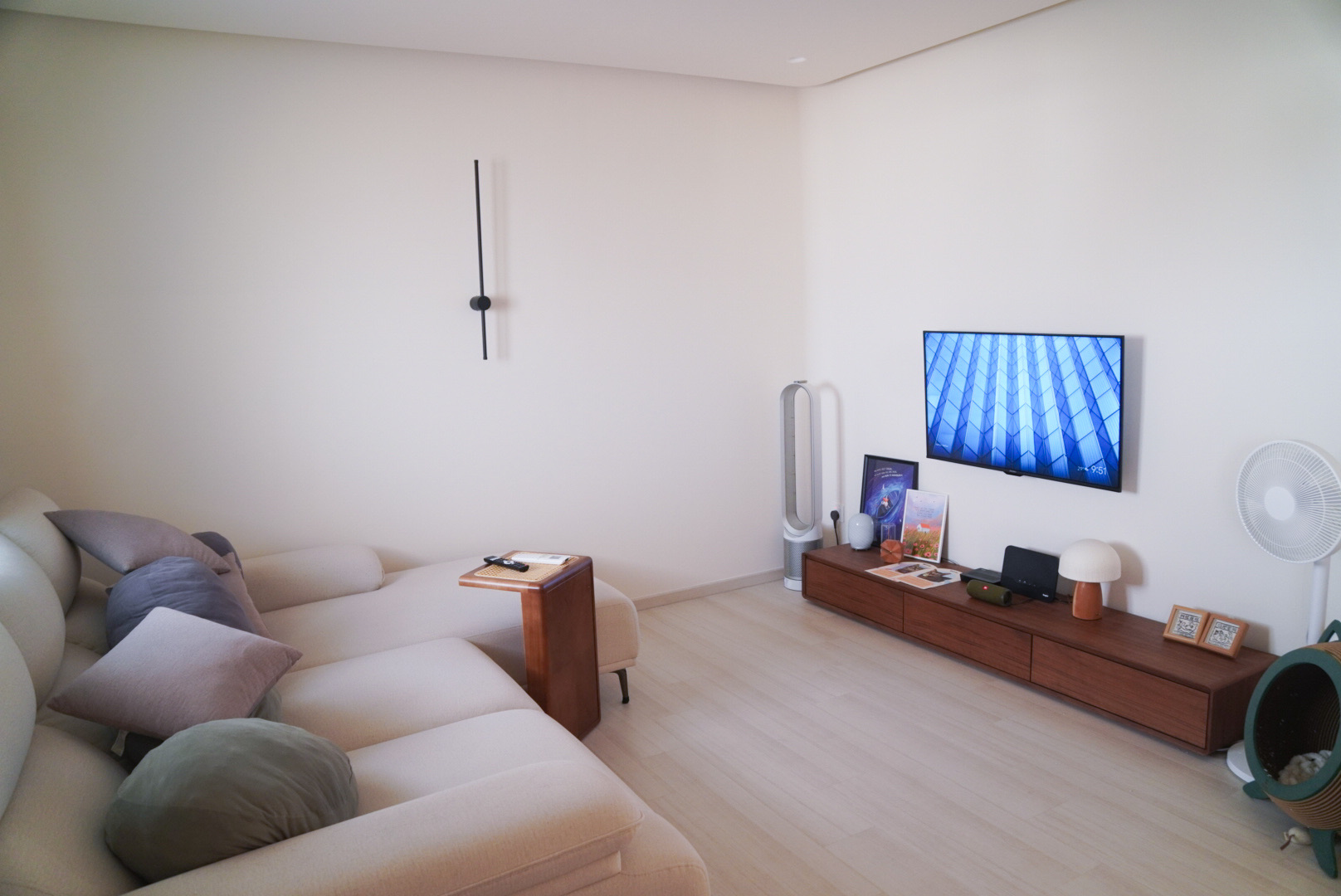 Soft neutral tones for a cozy, cat-approved sanctuary