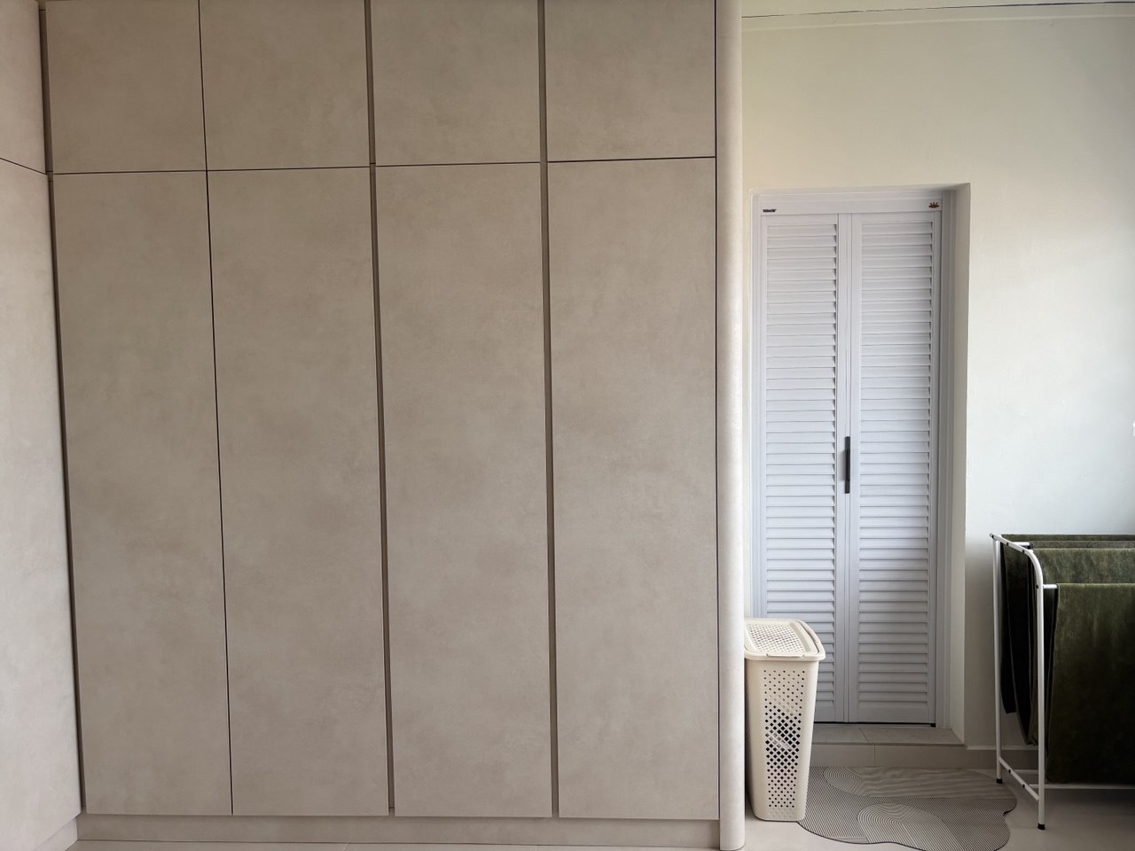 70/30 Wardrobe Split… Guess Who’s Winning? 😅