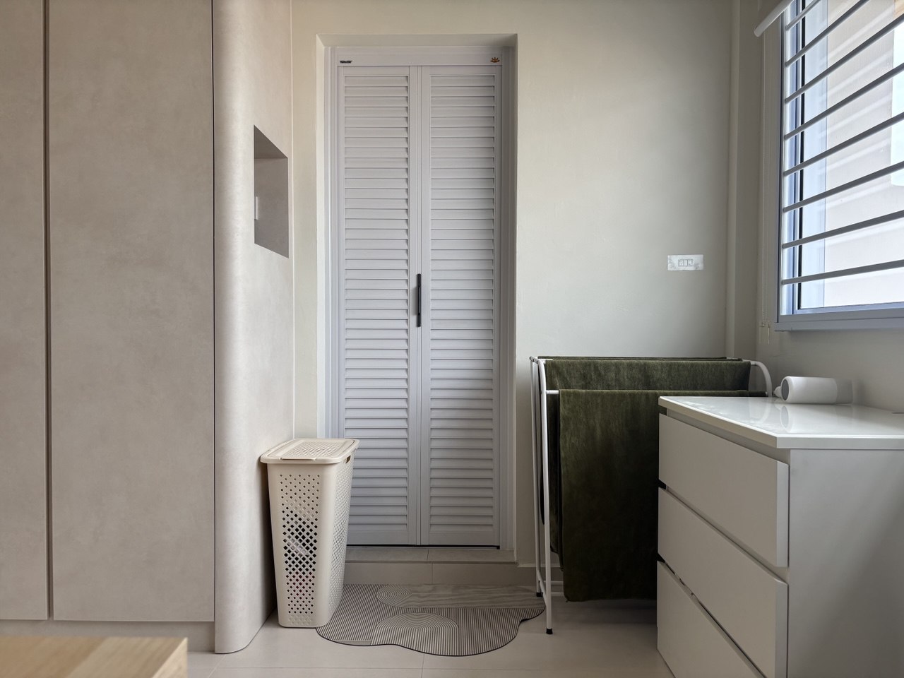 70/30 Wardrobe Split… Guess Who’s Winning? 😅