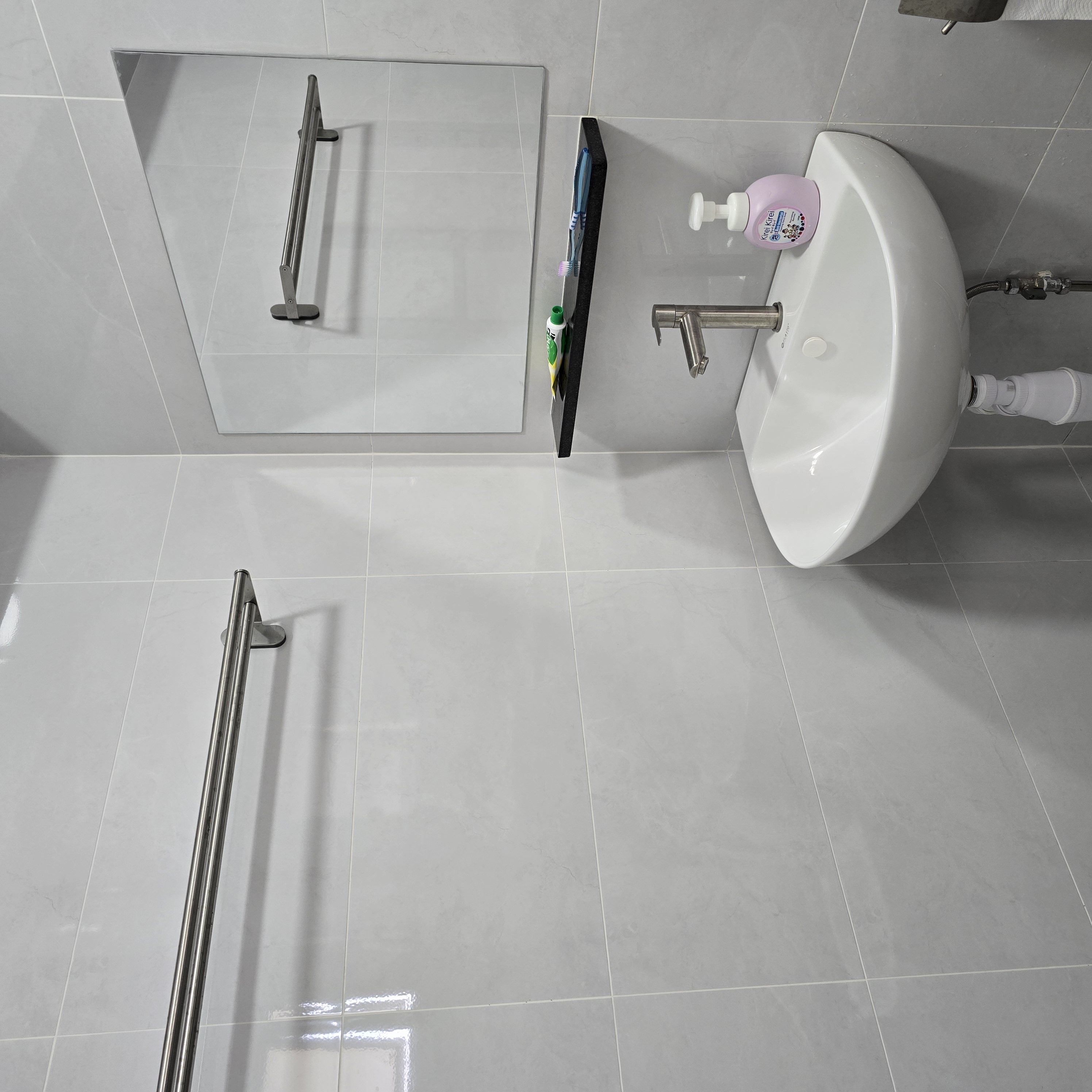 Simple-bathroom,-Simple-cleaning