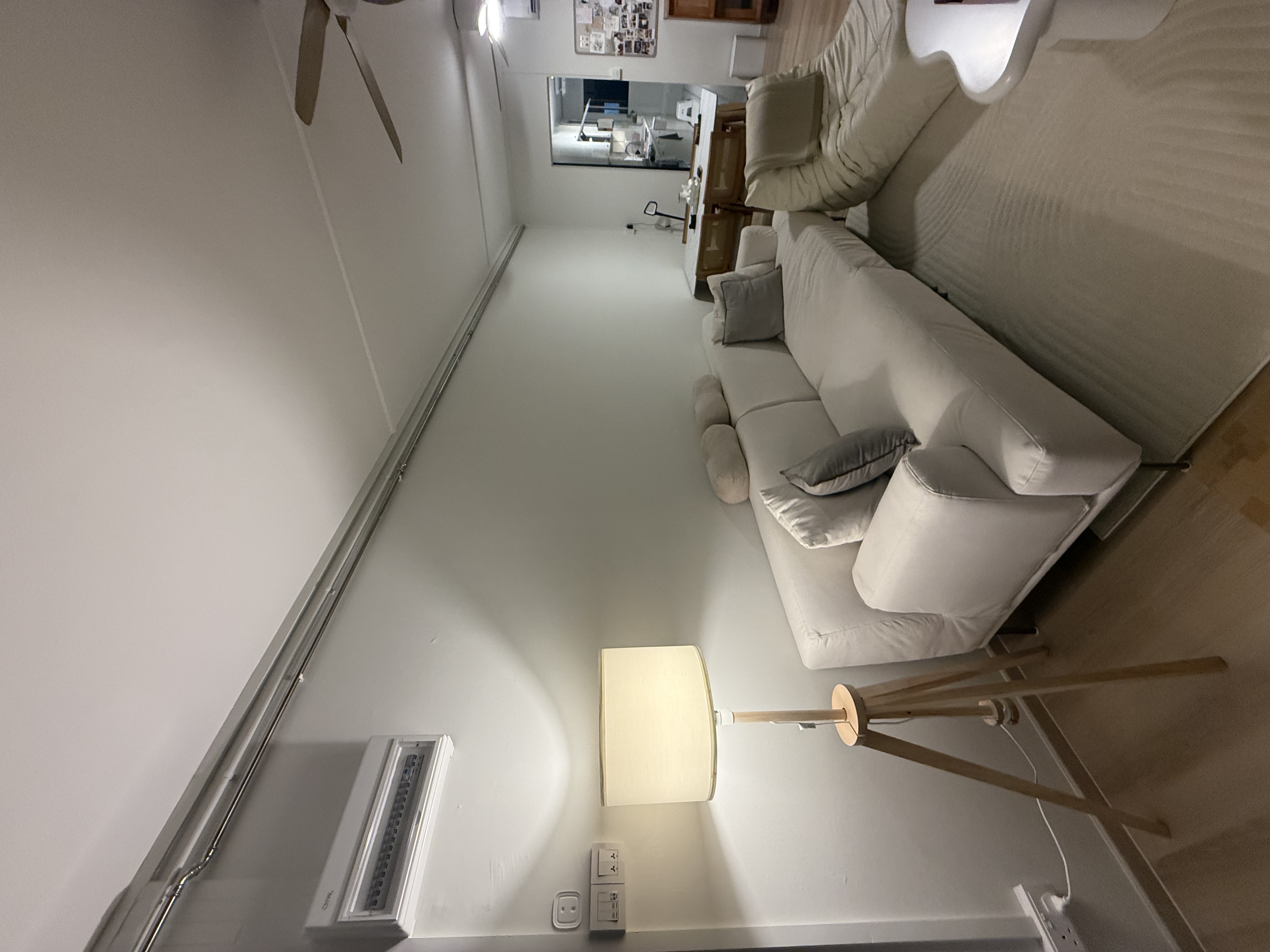 This-living-room-blends-minimalist-design-with-warm,-natural-touches.-