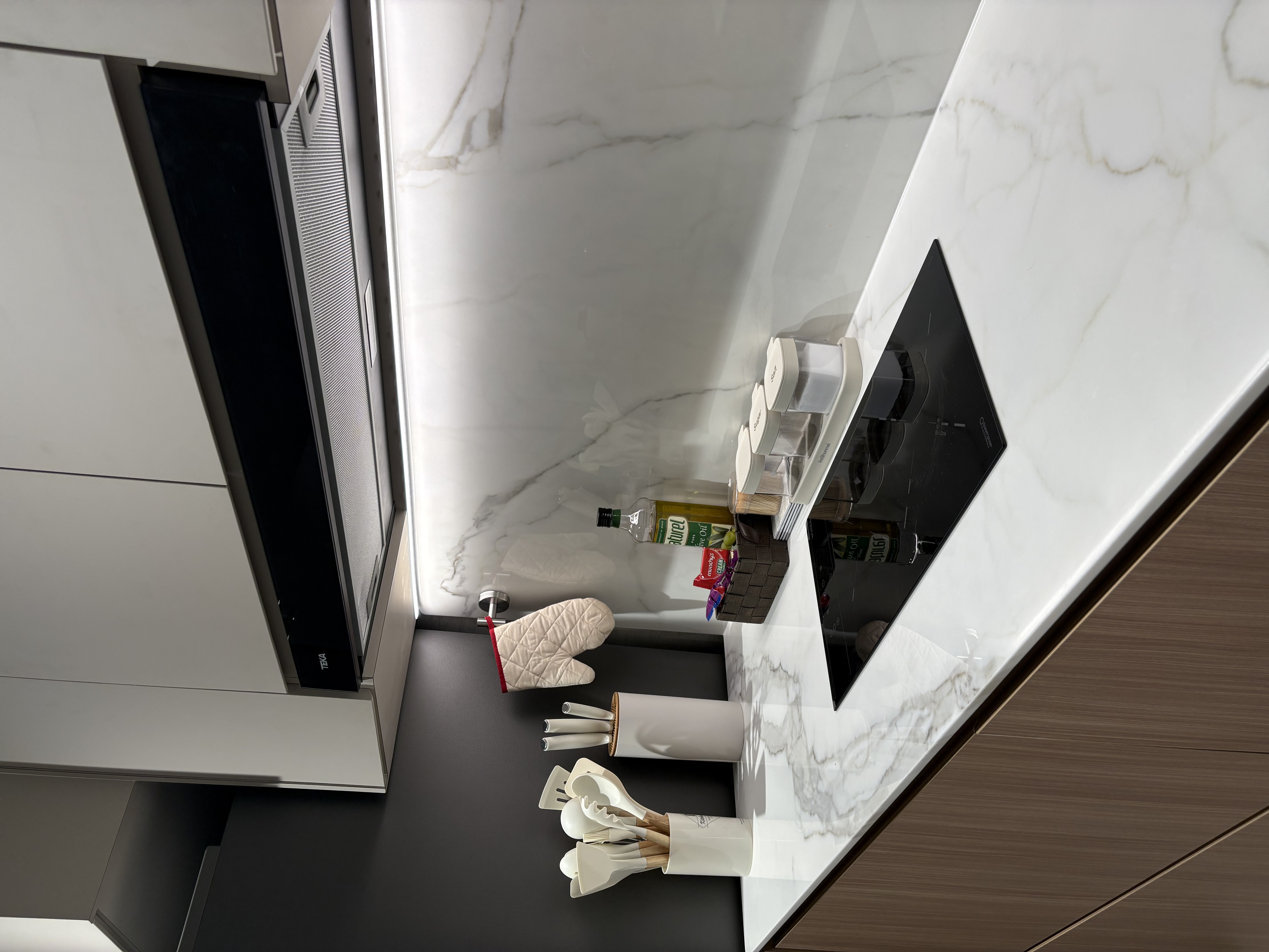 Take a look on our Modern Hotel/Condo vibes kitchen 🥰