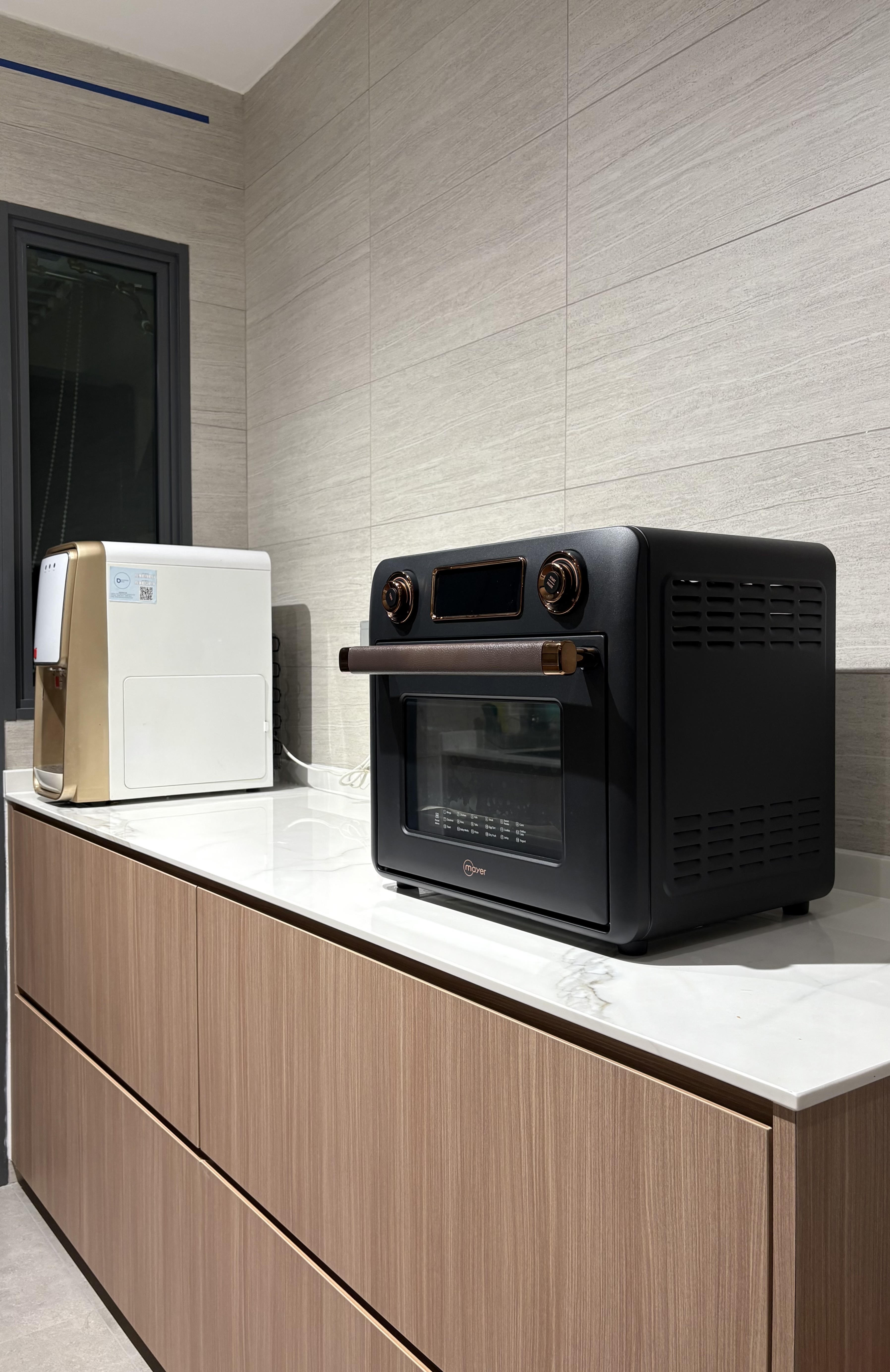 Take a look on our Modern Hotel/Condo vibes kitchen 🥰