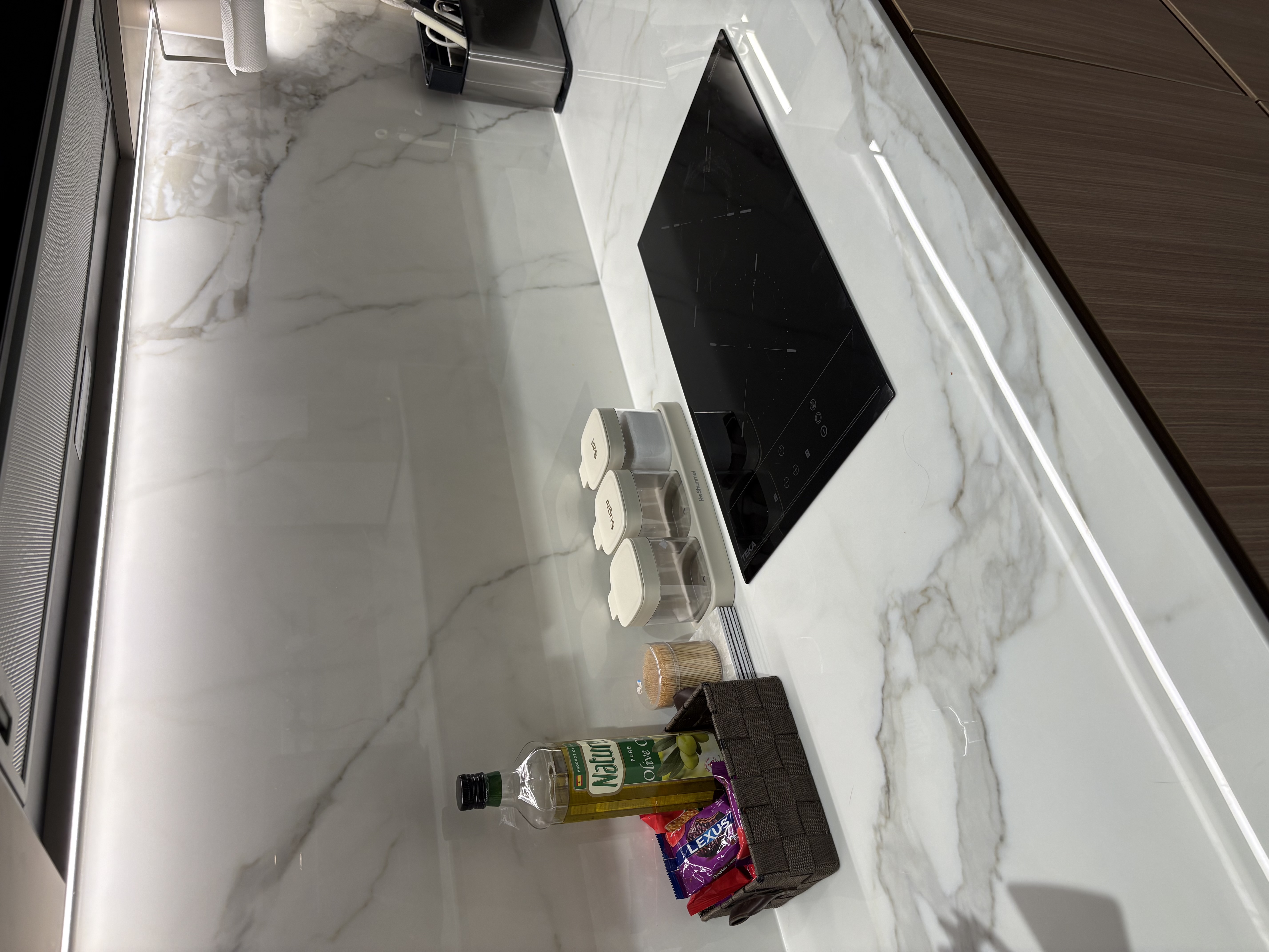 Take a look on our Modern Hotel/Condo vibes kitchen 🥰